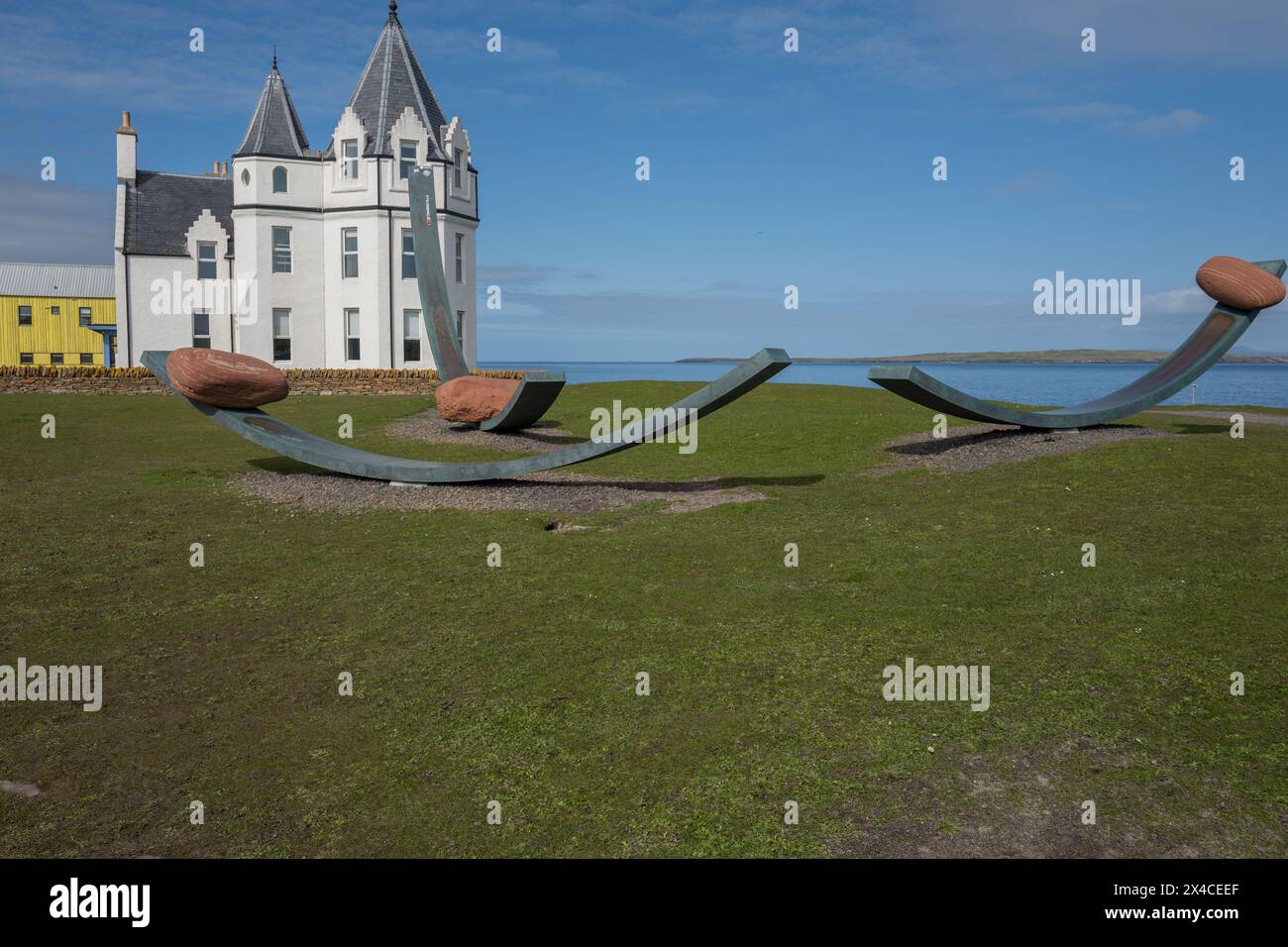 3 travi metalliche ad arco con massi nomadi attaccati dagli artisti ambientali Dalziel e Scullion si trovano di fronte all'Inn at John o' Groats. Foto Stock