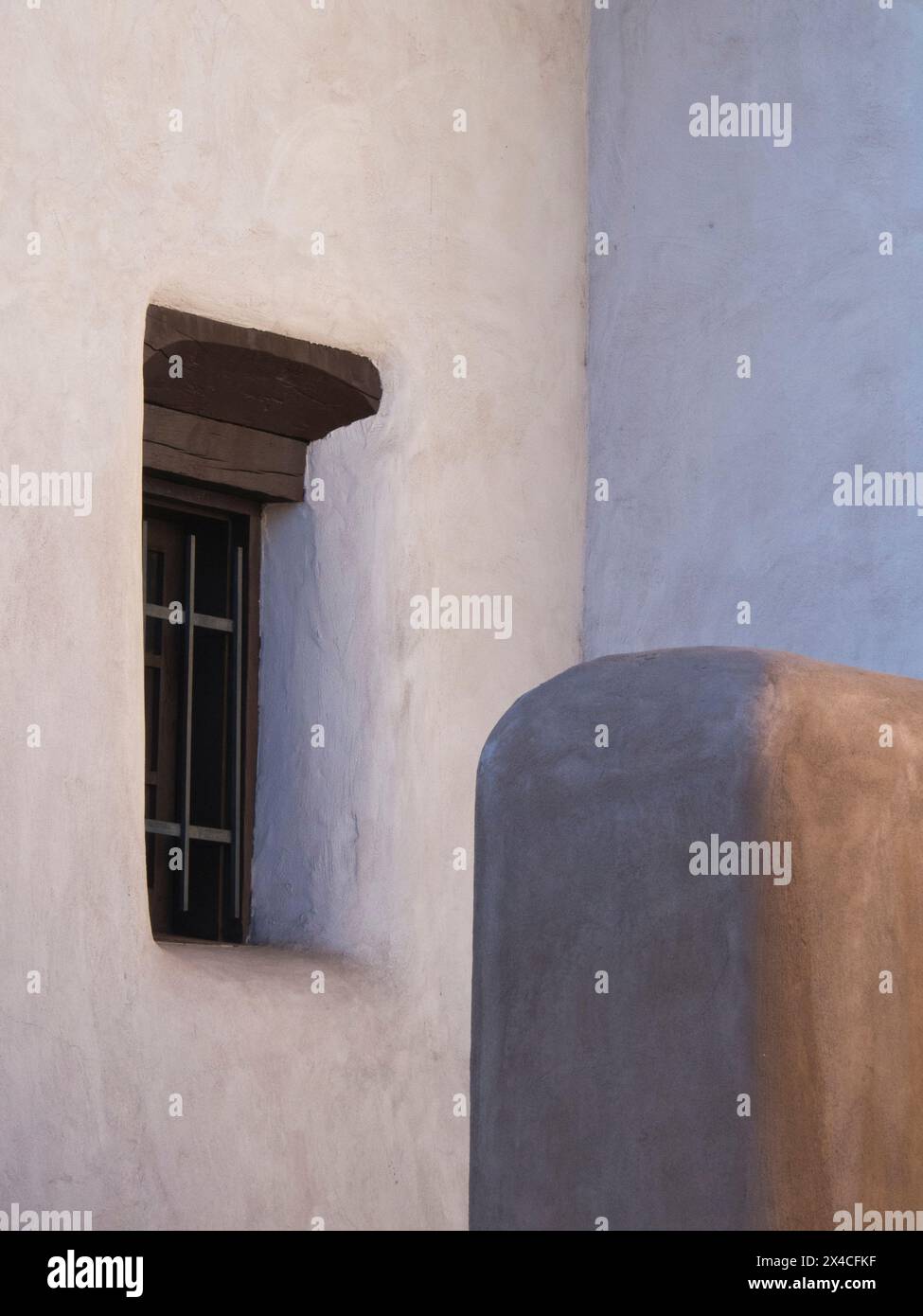 Stati Uniti, nuovo Messico, Sante Fe. Primo piano di una piccola finestra sulla vecchia architettura adobe. Foto Stock