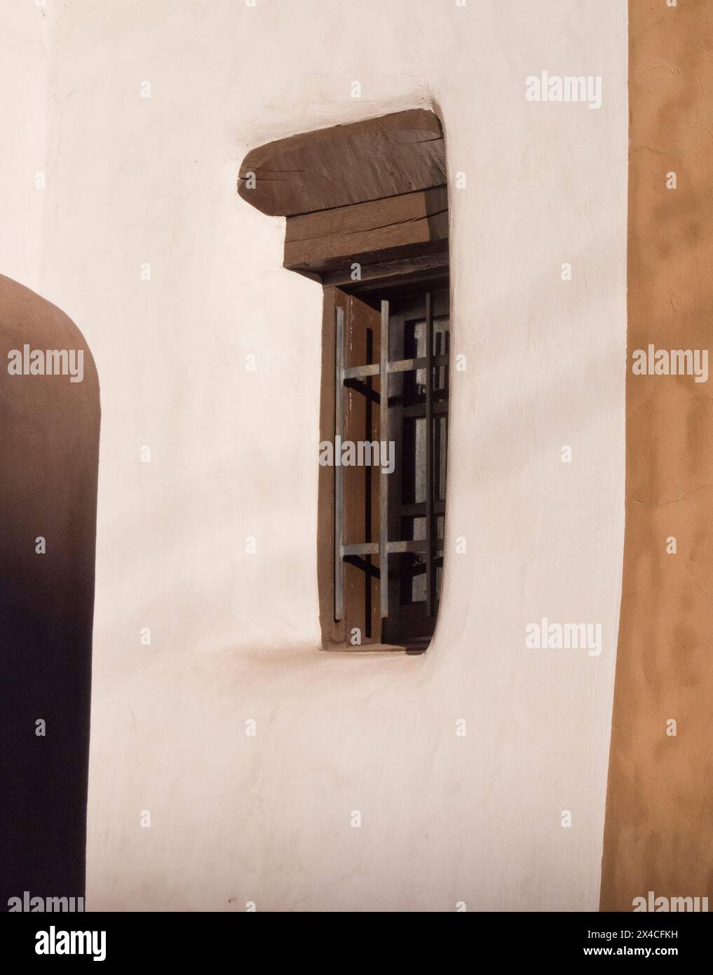 Stati Uniti, nuovo Messico, Sante Fe. Primo piano di una piccola finestra sulla vecchia architettura adobe. Foto Stock