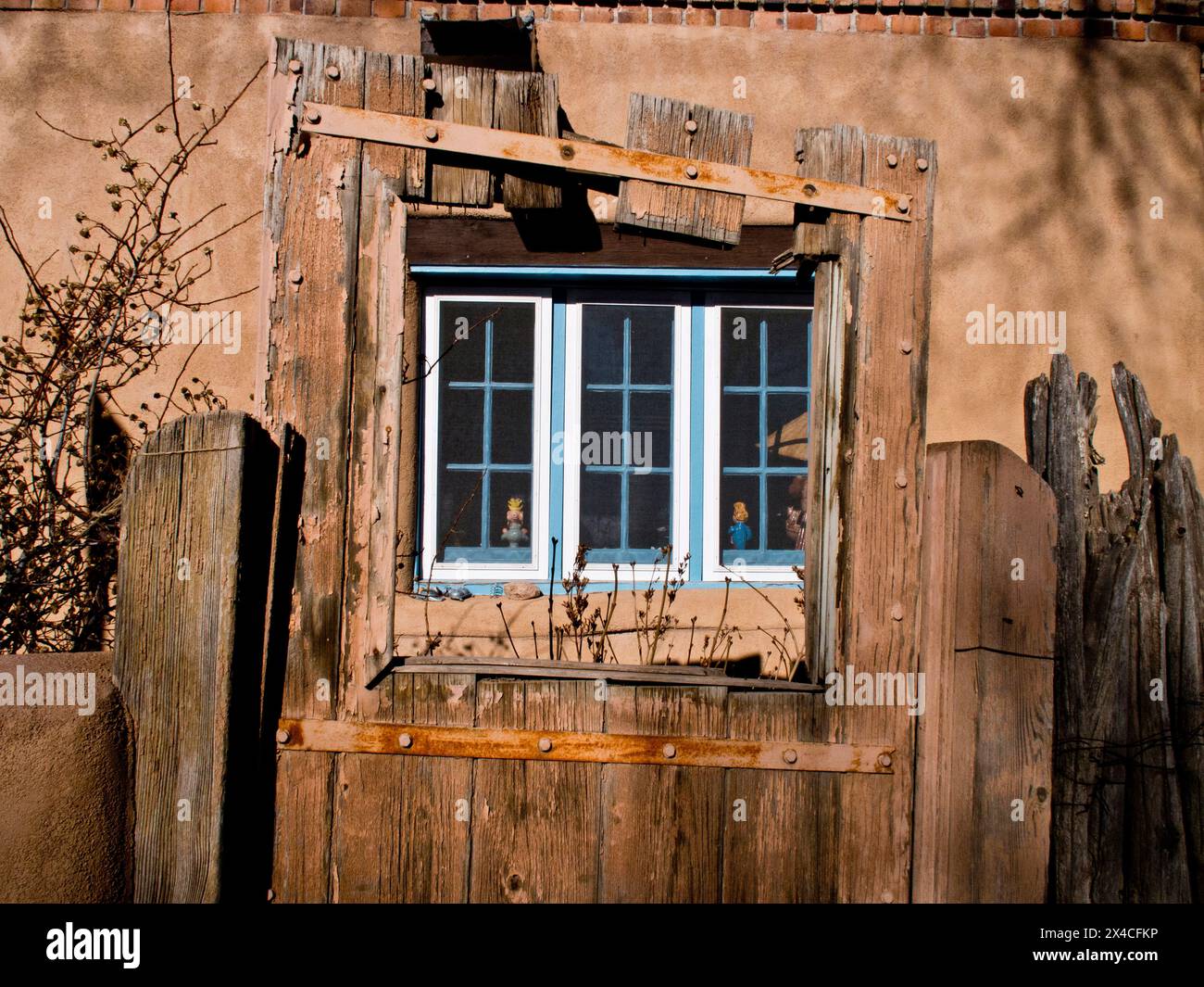 Stati Uniti, nuovo Messico, Sante Fe. Un vecchio cancello in legno con finestre colorate foderate di turchese. (Solo per uso editoriale) Foto Stock