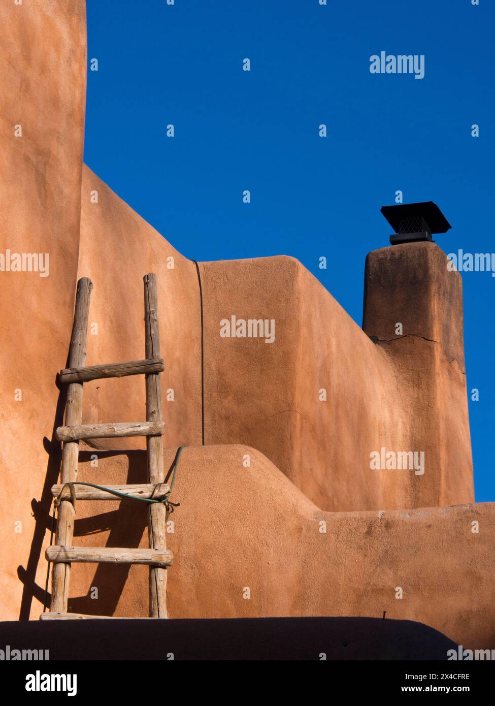 Stati Uniti, nuovo Messico, Sante Fe. Architettura del sud-ovest, parte di una casa di adobe color terra a Santa Fe. Foto Stock