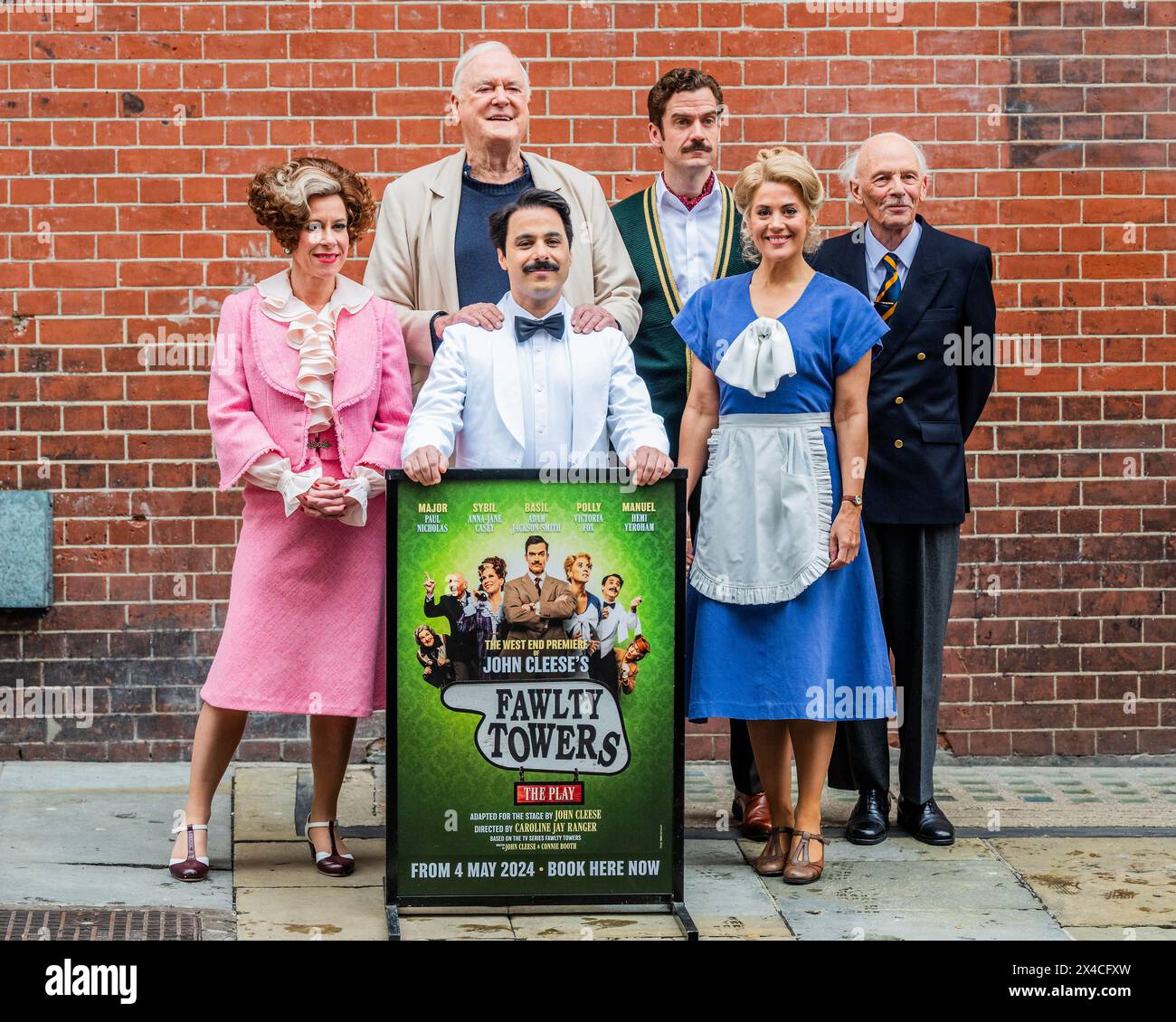 Londra, Regno Unito. 2 maggio 2024. John Cleese con il cast - Basil interpretato da Adam Jackson-Smith; Sybil interpretato da Anna-Jane Casey; Manuel interpretato da Hemi Yeroham; Polly interpretato da Victoria Fox; e The Major interpretato da Paul Nicholas - Un'anteprima di Fawlty Towers - lo spettacolo apre all'Apollo Theatre di Londra dal 4 maggio. È stato adattato per il West End da John Cleese, scritto da John Cleese e Connie entrambi e diretto da Caroline Jay Ranger. Crediti: Guy Bell/Alamy Live News Foto Stock