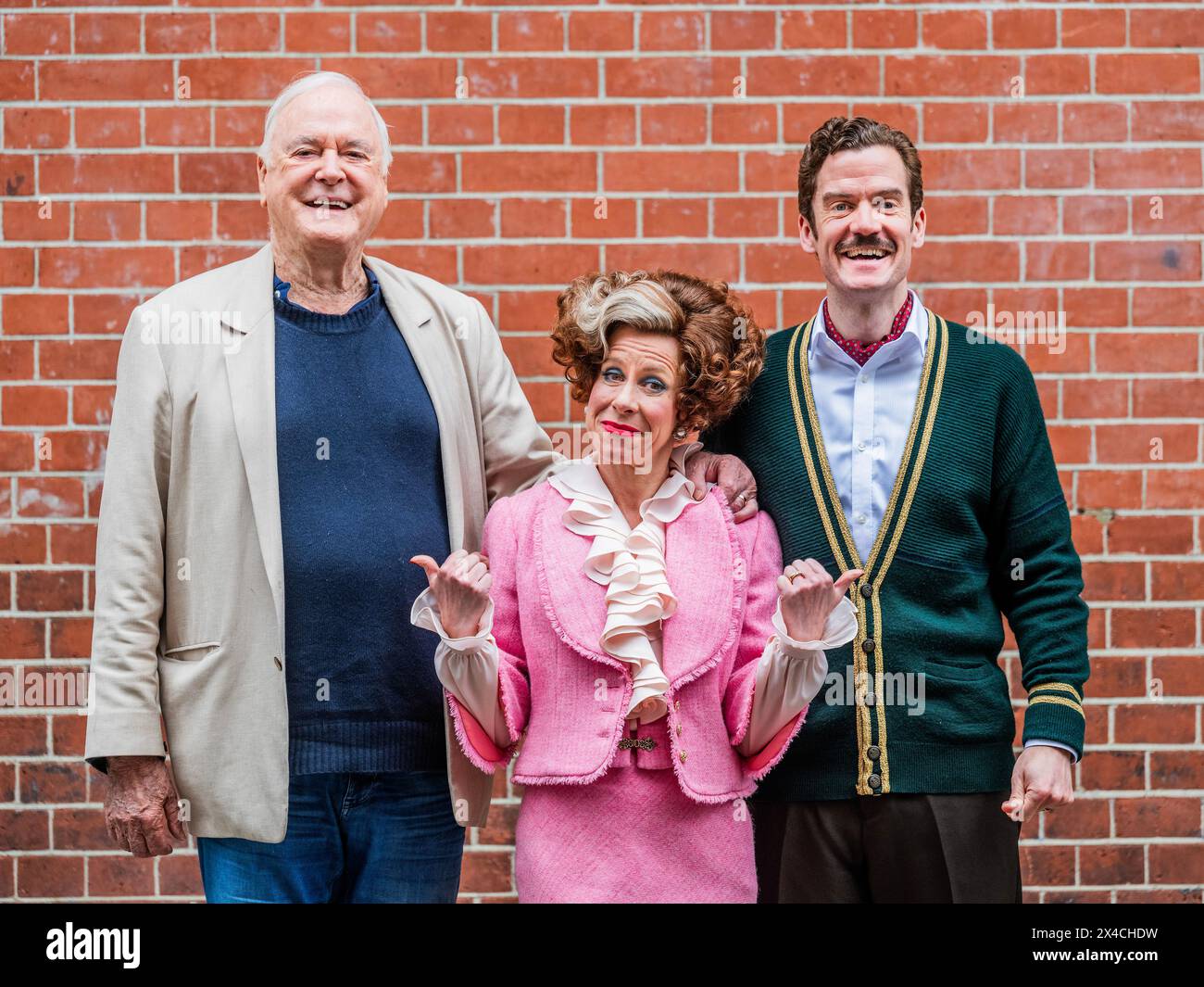 Londra, Regno Unito. 2 maggio 2024. John Cleese con Basil, interpretato da Adam Jackson-Smith, e Sybil, interpretato da Anna-Jane Casey - Un'anteprima di Fawlty Towers - lo spettacolo apre all'Apollo Theatre di Londra dal 4 maggio. È stato adattato per il West End da John Cleese, scritto da John Cleese e Connie entrambi e diretto da Caroline Jay Ranger. Crediti: Guy Bell/Alamy Live News Foto Stock