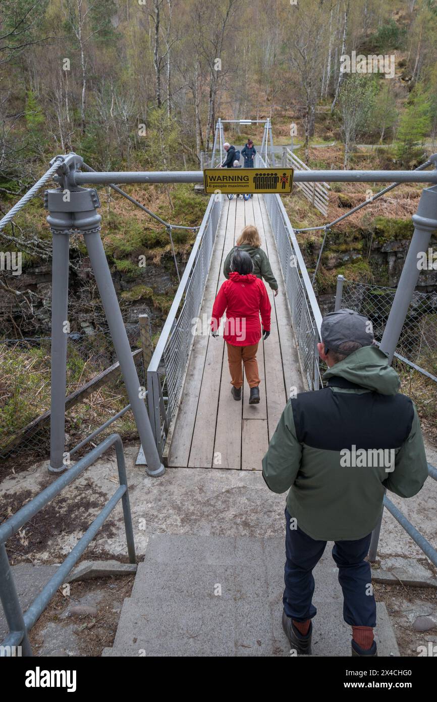 Cartello di avvertimento: Numero massimo di persone 6 consentito sul ponte sospeso vittoriano presso il sito Scottish Nation Trust, Corrieshalloch Gorge. Foto Stock