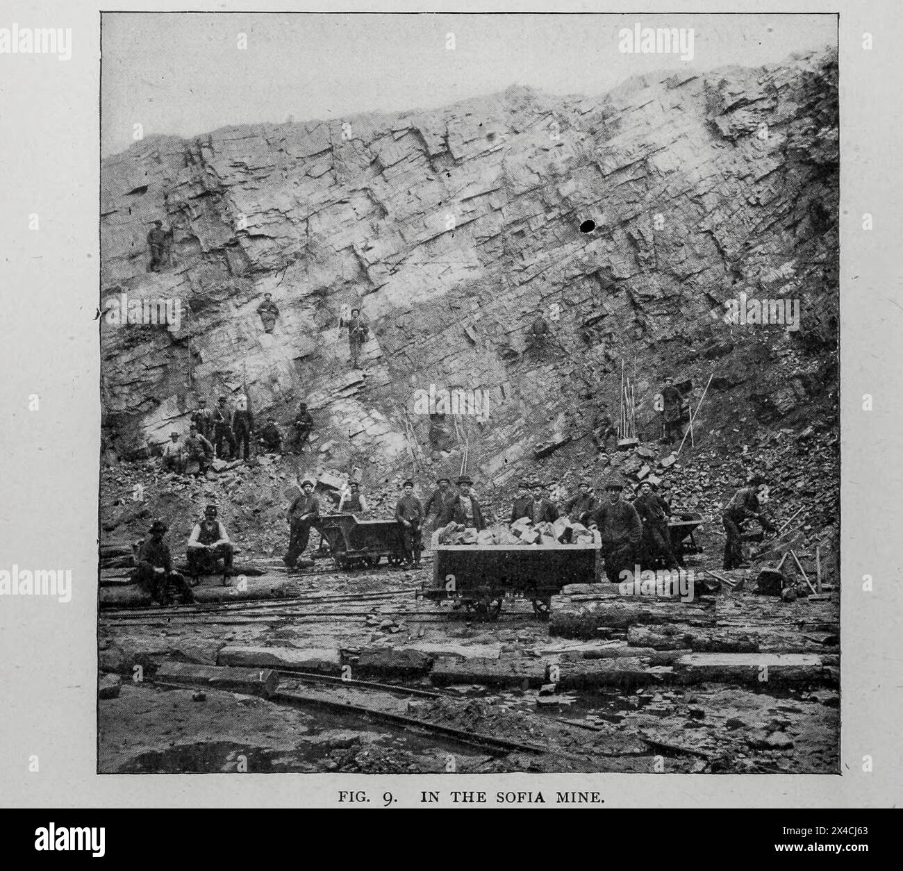 NELLA MINIERA DI SOFIA. Dall'articolo CHE ESTRAE I MINERALI DI FERRO DELL'EUROPA ARTICA. Di David A. Louis. Dalla rivista Engineering dedicata al progresso industriale volume XVI ottobre 1898 - marzo 1899 The Engineering Magazine Co Foto Stock