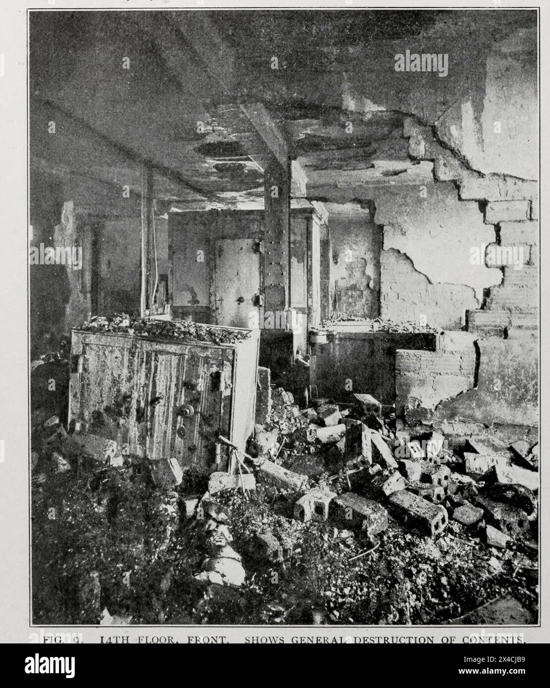 EDIFICIO HOME LIFE, PIANO I4TH, DAVANTI. MOSTRA LA DISTRUZIONE GENERALE DEI CONTENUTI. Dall'articolo L'ALTO EDIFICIO SOTTO PROVA DI INCENDIO. Di H. de B. Parsons. Da The Engineering Magazine Dedicated to Industrial Progress volume XVI ottobre 1898 - marzo 1899 The Engineering Magazine Co Home Life Building, noto anche come 253 Broadway, è un edificio per uffici a Lower Manhattan, New York City. Si trova nei quartieri Tribeca e Civic Center di Manhattan, all'angolo nord-ovest tra Broadway e Murray Street, adiacente al City Hall Park. Foto Stock