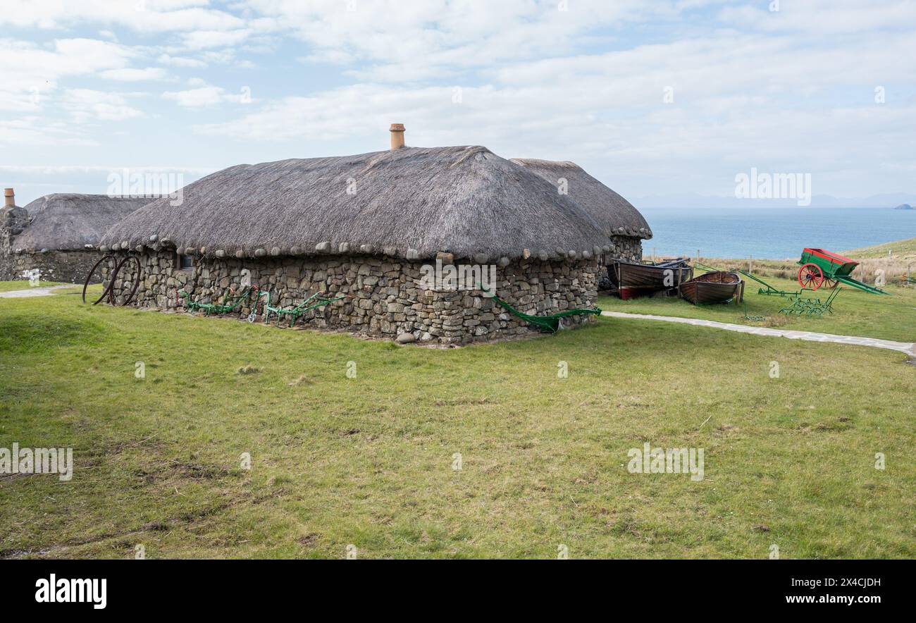 Cottage tradizionali di crofters realizzati in pietra locale e canne per tetti di paglia al museo Skye della vita sull'isola, Isola di Skye, Scozia. Foto Stock