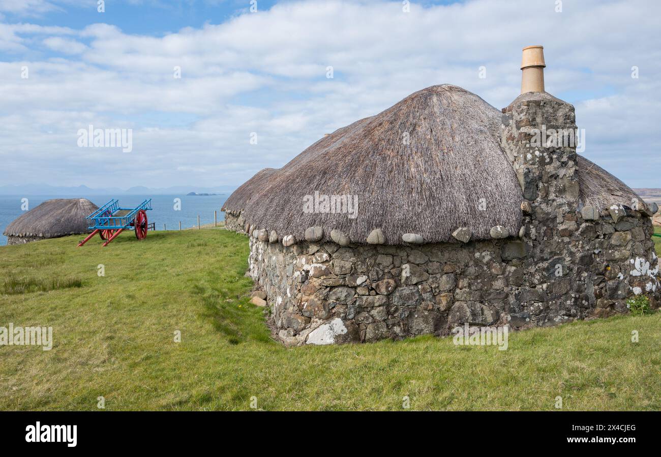 Cottage tradizionali di crofters realizzati in pietra locale e canne per tetti di paglia al museo Skye della vita sull'isola, Isola di Skye, Scozia. Foto Stock