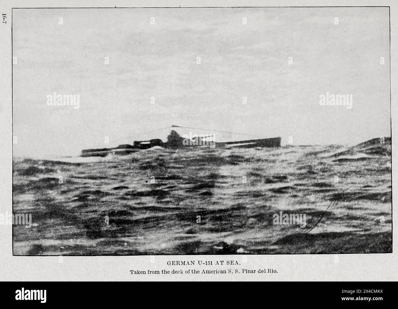 U-151 tedesco in mare. Prelevato dal ponte dell'americano S. S. Pinar del Rio da ' attività sottomarine tedesche sulla costa atlantica degli Stati Uniti e del Canada ' dagli Stati Uniti. Data di pubblicazione dell'Office of Naval Records and Library 1920 Foto Stock