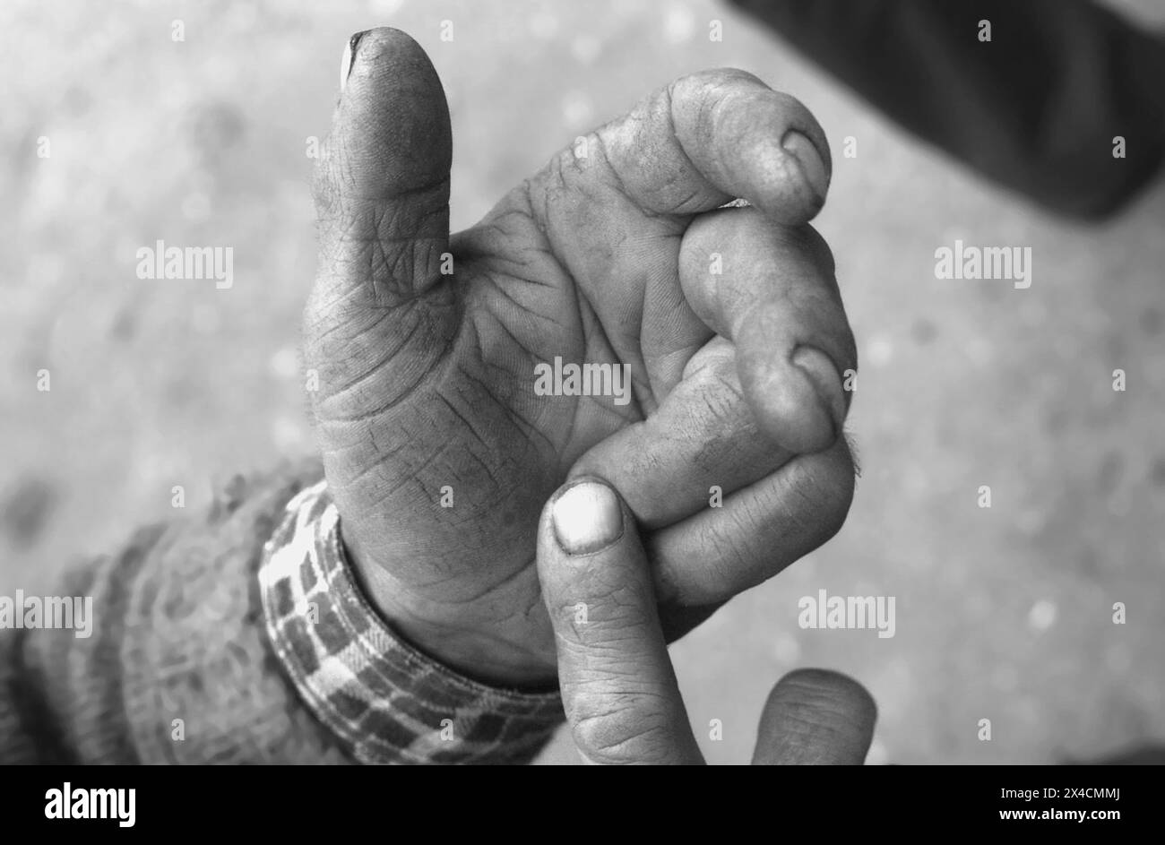 Romania, circa 1992. Primo piano della mano sporca di un uomo adulto che vive in una zona rurale. Foto Stock