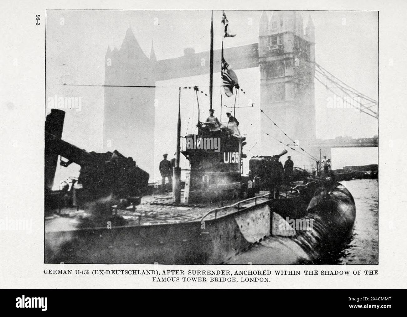 U-155 tedesco (ex Deutschland) dopo la resa ancorata all'ombra del famoso Tower Bridge da " attività sottomarine tedesche sulla costa atlantica degli Stati Uniti e del Canada " dagli Stati Uniti. Data di pubblicazione dell'Office of Naval Records and Library 1920 Foto Stock