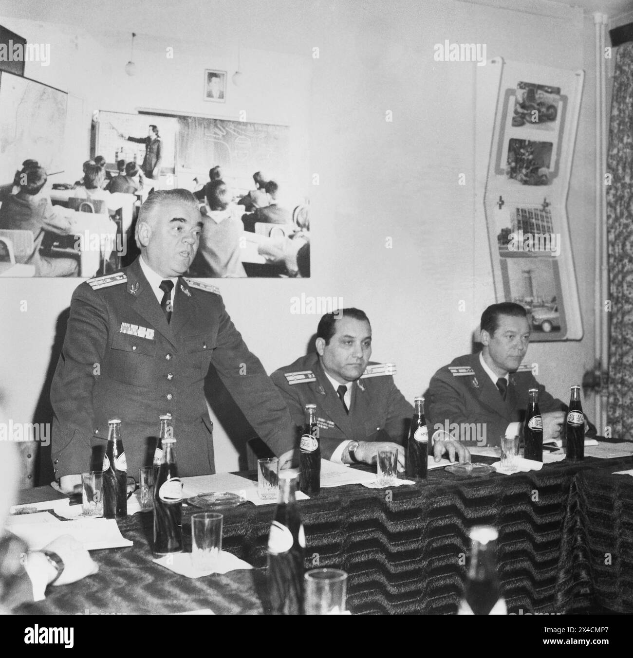 Repubblica Socialista di Romania negli anni '1970 Riunione di lavoro presso la sede della polizia nazionale (Milizia) a Bucarest. Foto Stock