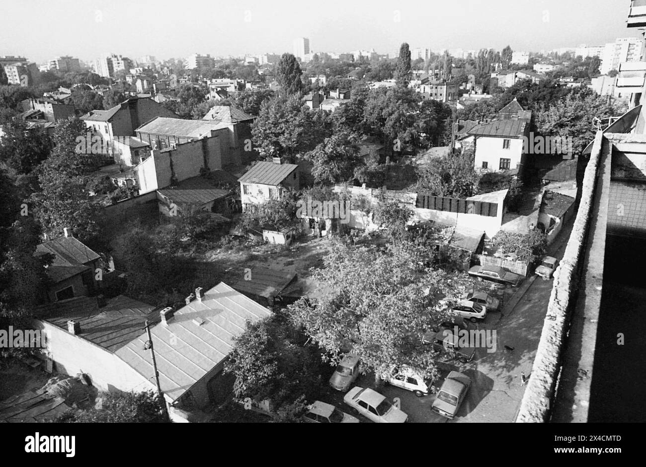 Repubblica Socialista di Romania negli anni '1970 Ammira le poche vecchie case rimaste in un quartiere circondato dai nuovi edifici in stile sovietico. Foto Stock