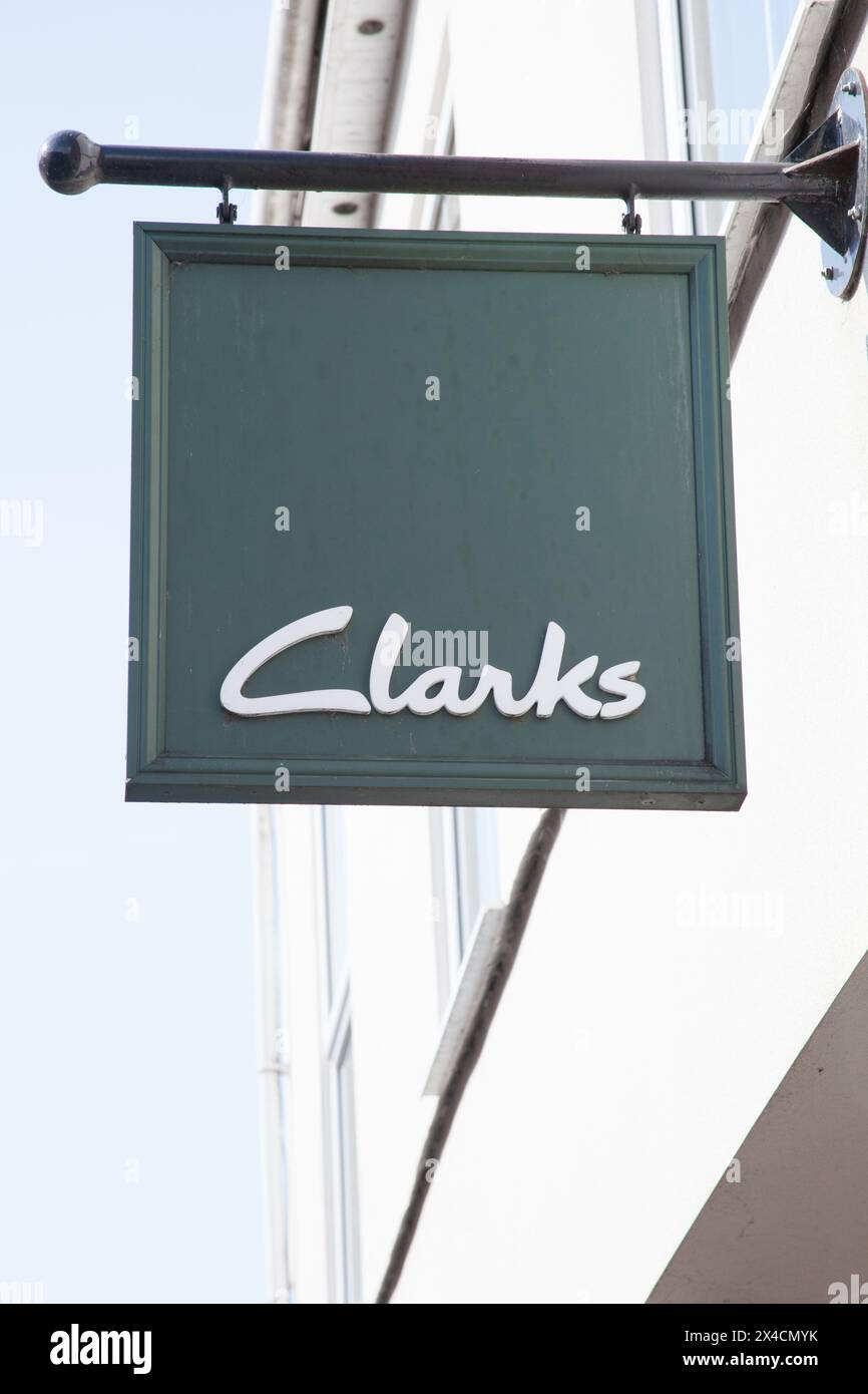 Il cartello e il logo del negozio di scarpe Clarks appesi all'esterno di un SOP a Ringwood, nel Regno Unito Foto Stock