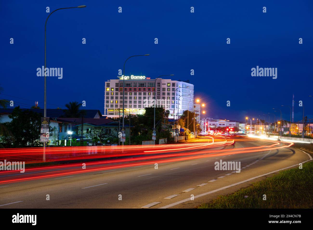 Kota Kinabalu, Sabah. Malesia. 28 gennaio 2023. Ripresa notturna con percorso leggero alla città di Putatan. L'unico hotel del Borneo di notte. Foto Stock