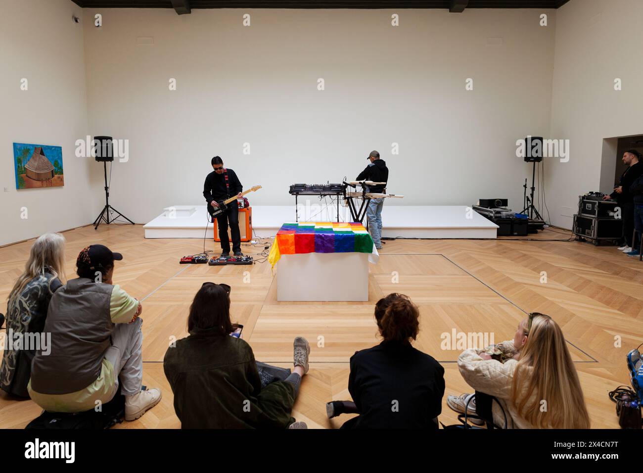 Venezia, Italia - 18 aprile 2024: DJ set durante l'inaugurazione del Padiglione venezuelano alla 60a Mostra Internazionale d'Arte della biennale di Venezia Foto Stock