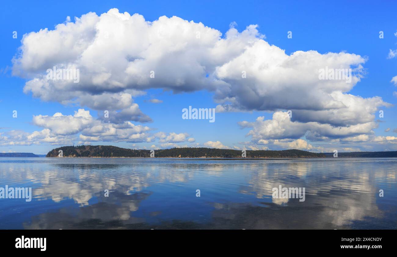 Stati Uniti, Stato di Washington, Seabeck. Riflessi delle nuvole primaverili sul canale Hood. Foto Stock