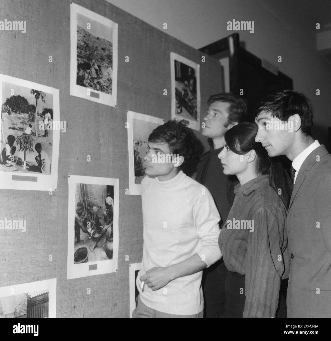 Repubblica Socialista di Romania negli anni '1970 Studenti universitari che guardano una mostra di fotografie sulla vita in Africa. Foto Stock