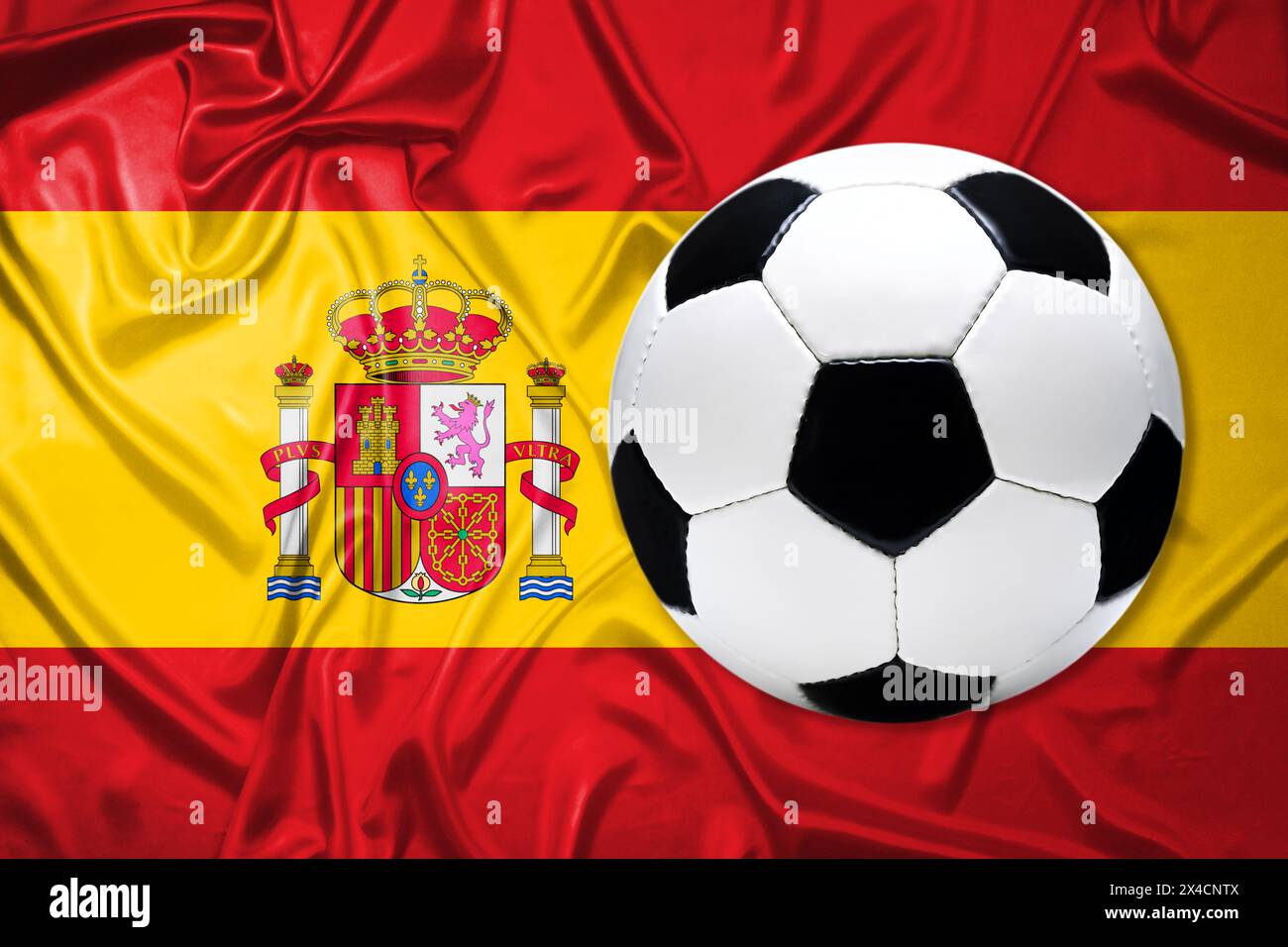 Calcio in pelle bianco e nero con bandiera spagnola Foto Stock