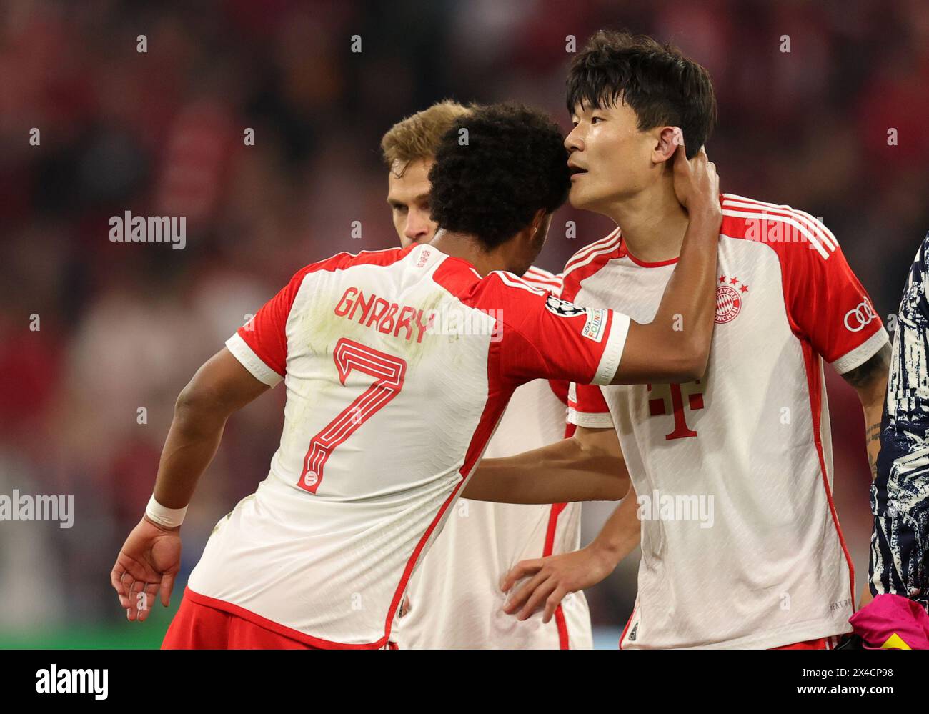 Minjae Kim del Bayern Muenchen mit Serge Gnabry del Bayern Muenchen FC Bayern MŸnchen vs Real Madrid Fussball UEFA Champions League Halbfinale Hinspirel 30.04.2024 Allianz Arena © diebilderwelt / Alamy Stock Foto Stock