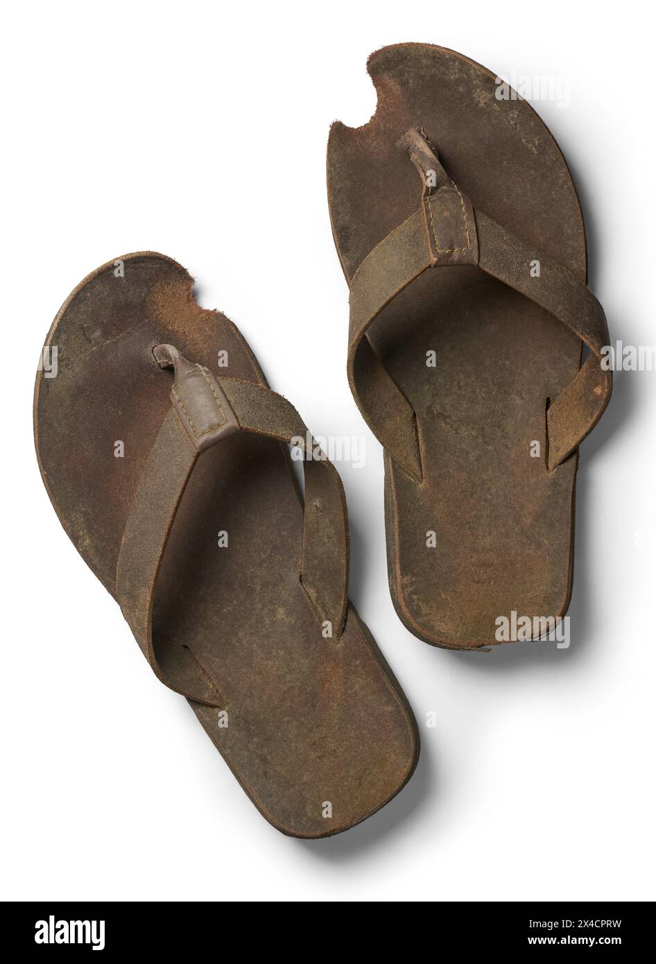 un paio di sandali usati, pantofole, sfondo bianco isolato, sporco notevolmente usurato a causa di un uso prolungato e cinghie sbiadite prese dall'alto Foto Stock