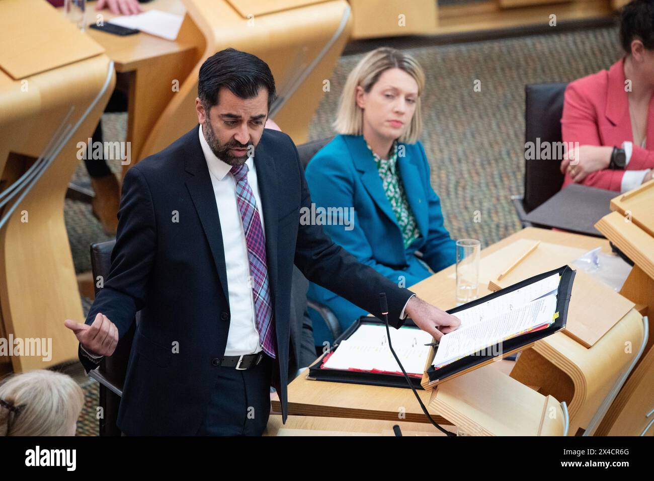 Edimburgo, Scozia, Regno Unito. 2 maggio 2024. NELLA FOTO: Humza Yousaf MSP, primo ministro della Scozia e leader del Partito Nazionale scozzese (SNP). Il giorno in cui John Swinney ha annunciato questa mattina la sua candidatura per la leadership del Partito Nazionale scozzese, la sessione settimanale delle domande dei primi ministri (QFP) all'interno del Parlamento scozzese a Holyrood ad Edimburgo. Crediti: Colin D Fisher crediti: Colin Fisher/Alamy Live News Foto Stock