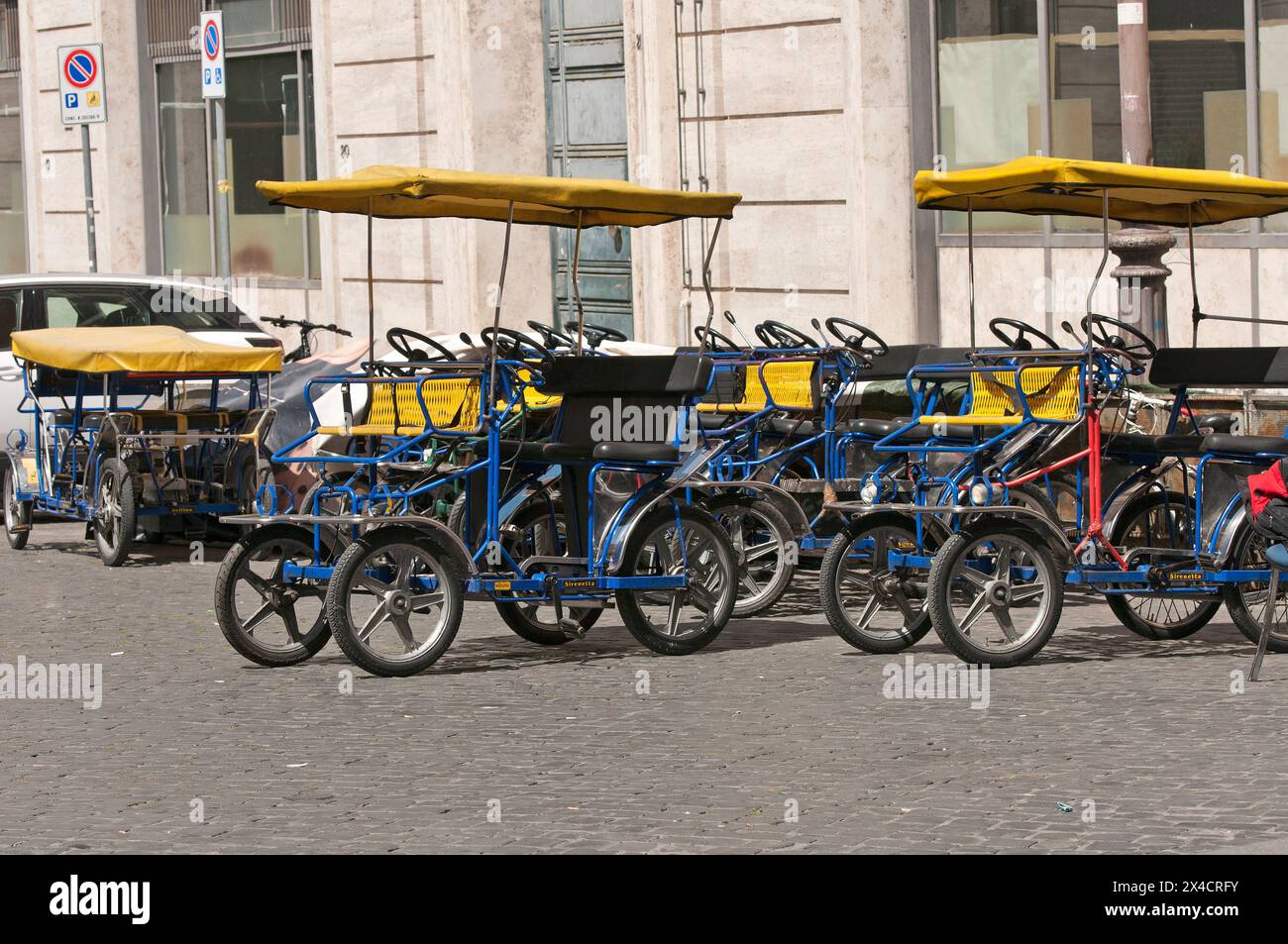 Punto di noleggio quadricicli nel centro della città, Roma, Lazio, Italia Foto Stock