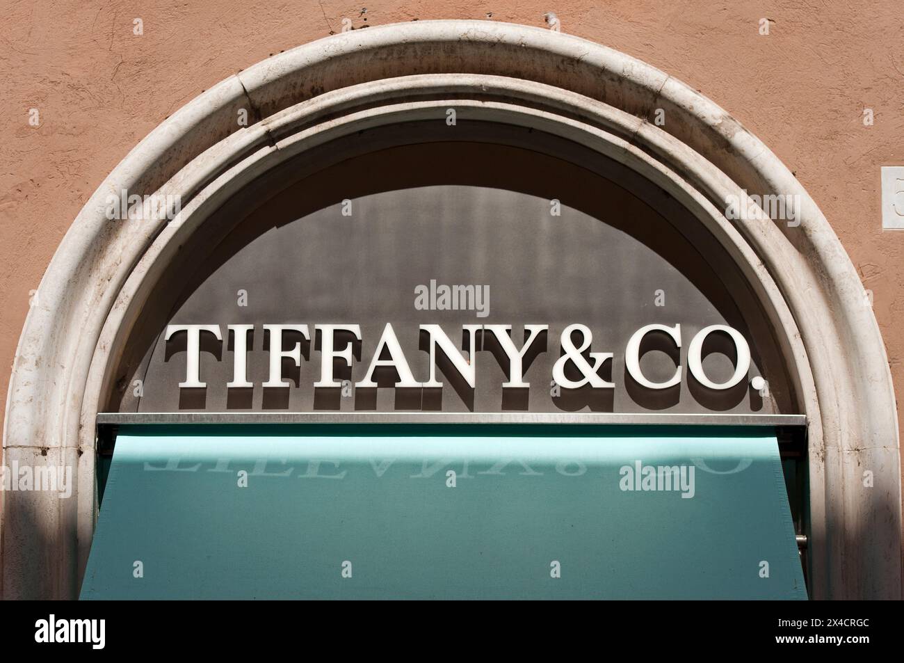 Cartello della gioielleria Tiffany & Co., via dei condotti, Roma, Lazio, Italia Foto Stock