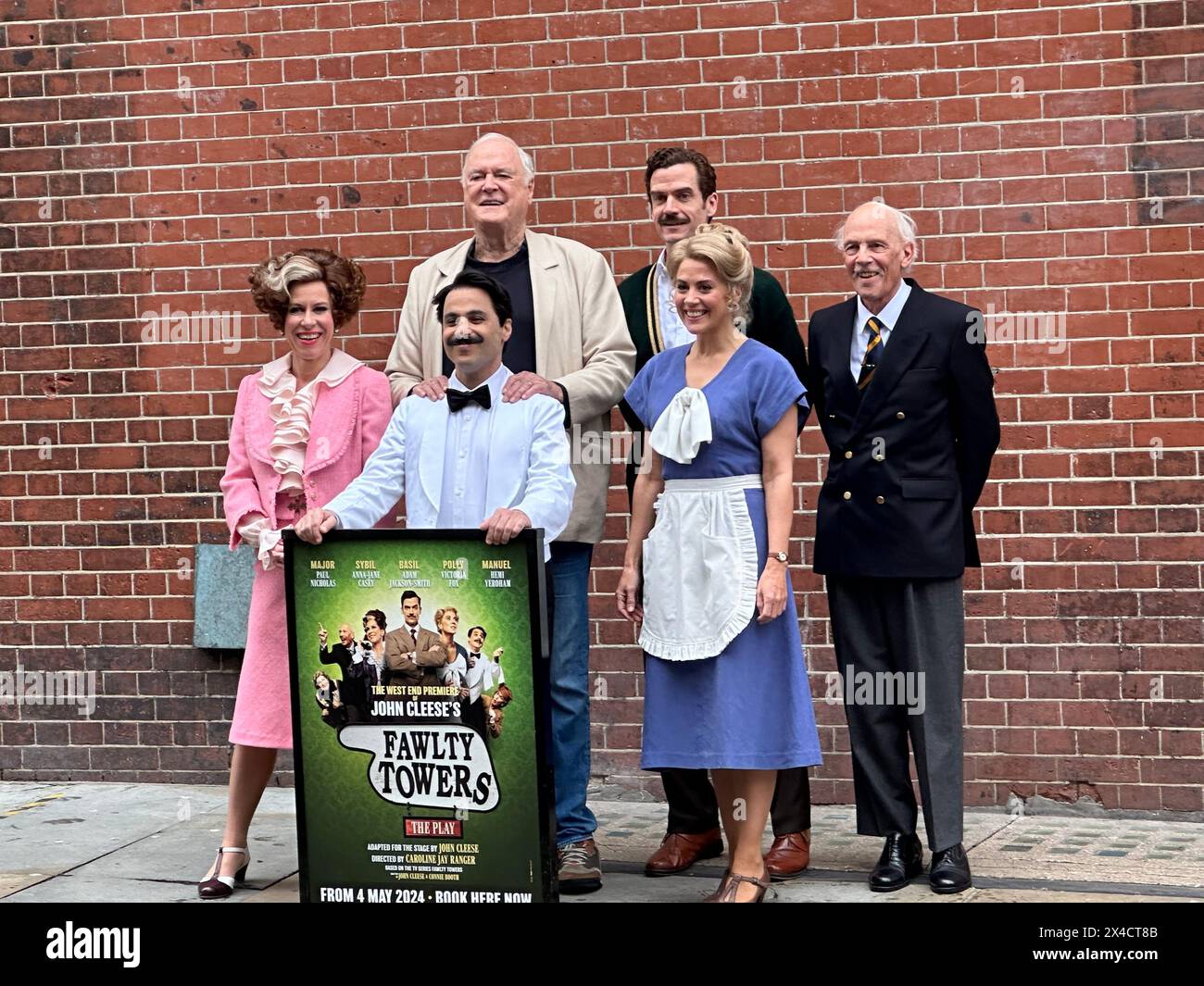Londra, Regno Unito. 2 maggio 2024. John Cleese (Back l), comico britannico e Adam Jackson-Smith (Back r), attore, stanno insieme agli attori della commedia 'Fawlty Towers' Anna-Jane Casey (front, l-r), Hemi Yeroham, Victoria Fox e Paul Nicholas. Crediti: Benedikt von Imhoff/dpa/Alamy Live News Foto Stock