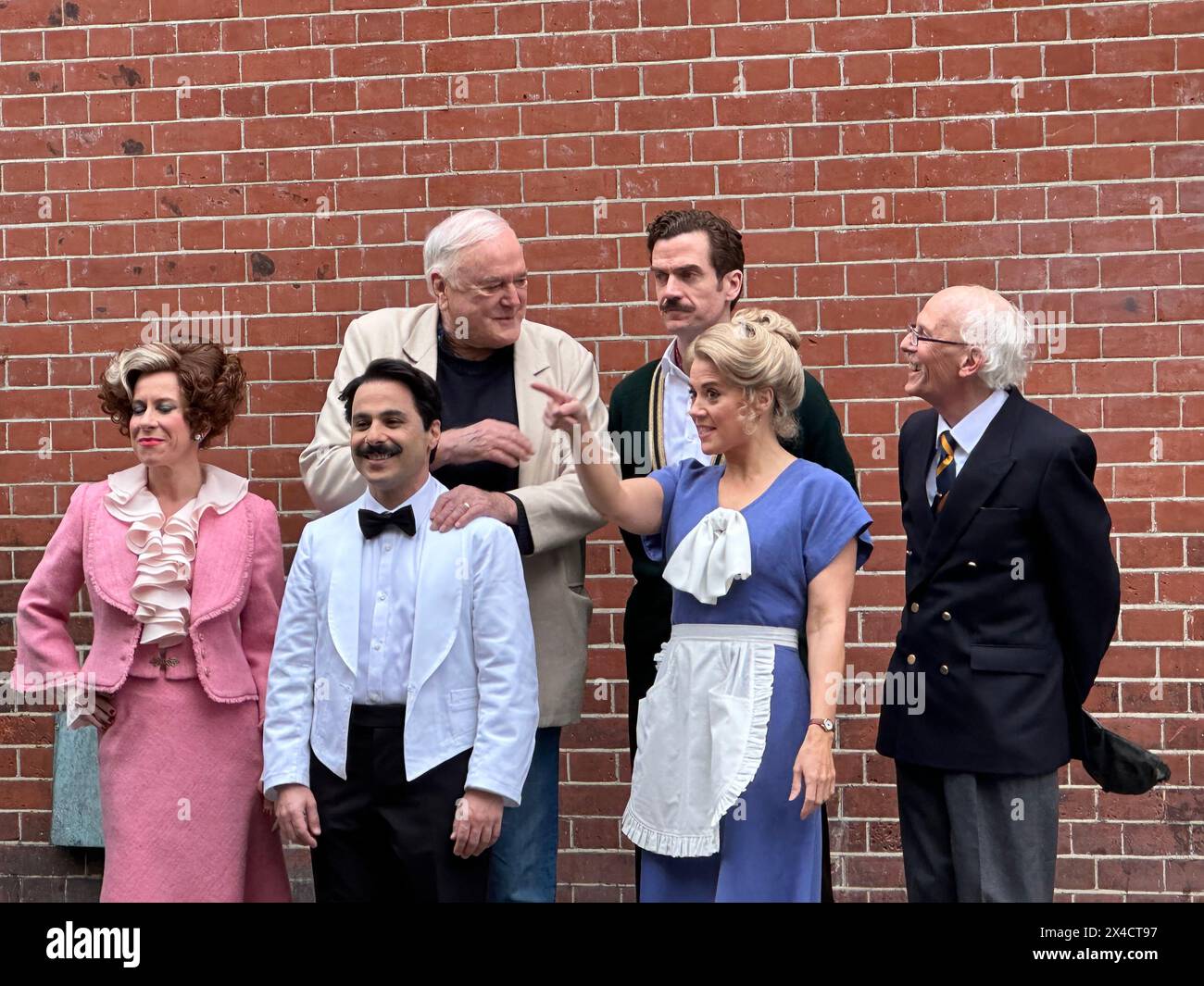 Londra, Regno Unito. 2 maggio 2024. John Cleese (Back l), comico britannico e Adam Jackson-Smith (Back r), attore, stanno insieme agli attori della commedia 'Fawlty Towers' Anna-Jane Casey (front, l-r), Hemi Yeroham, Victoria Fox e Paul Nicholas. Crediti: Benedikt von Imhoff/dpa/Alamy Live News Foto Stock