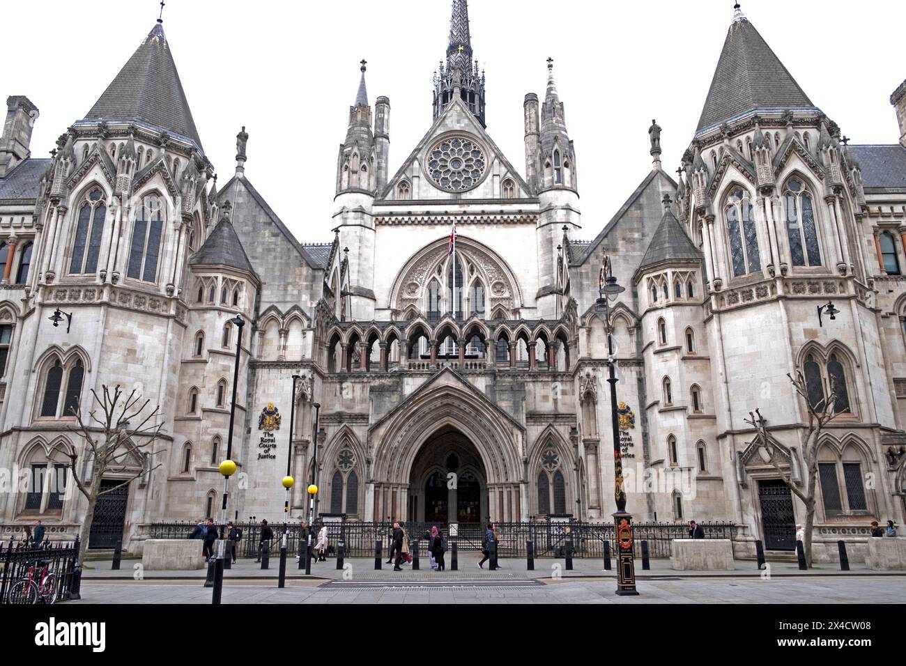 Vista frontale dell'edificio della Royal Courts of Justice Strand nella città di WestminsterLondra Inghilterra Regno Unito KATHY DEWITT Foto Stock
