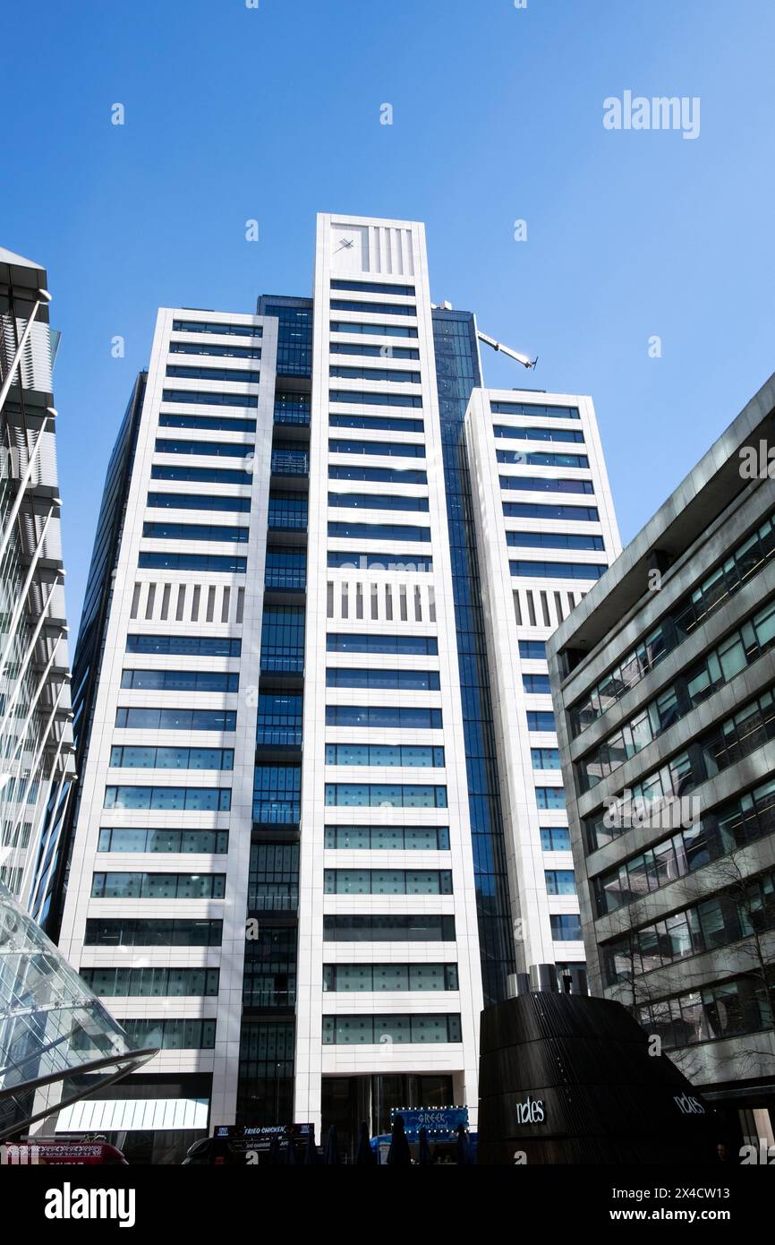 Vista ad angolo basso dell'alto grattacielo Ropemaker Tower al numero 22 di Ropemaker Street nella City di Londra Inghilterra Gran Bretagna KATHY DEWITT Foto Stock