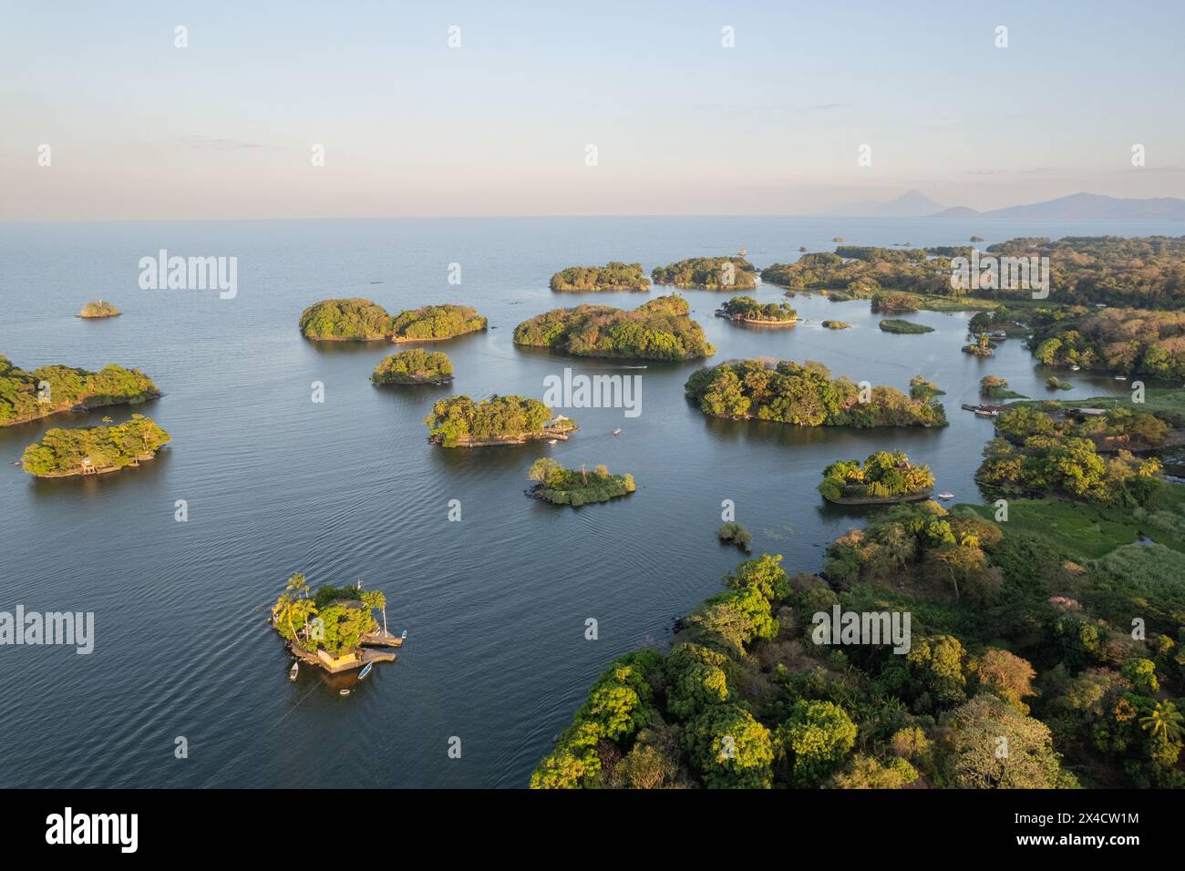 Panorama delle isole del lago vista aerea con droni nel paesaggio dell'america centrale Foto Stock