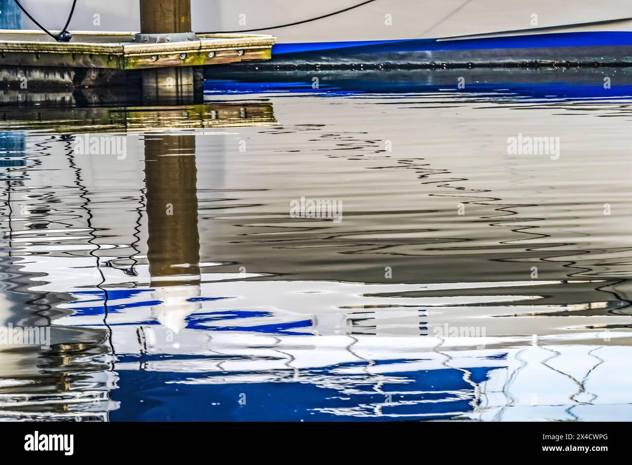 Sailboat Reflection, Gig Harbor, Pierce County, Washington State. Foto Stock