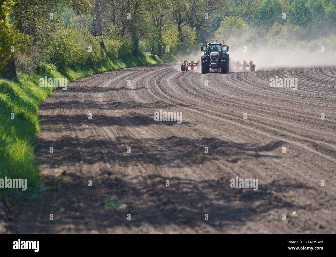 Schafstedt, Germania. 2 maggio 2024. Un agricoltore ara un campo con il suo trattore. Crediti: Marcus Brandt/dpa/Alamy Live News Foto Stock