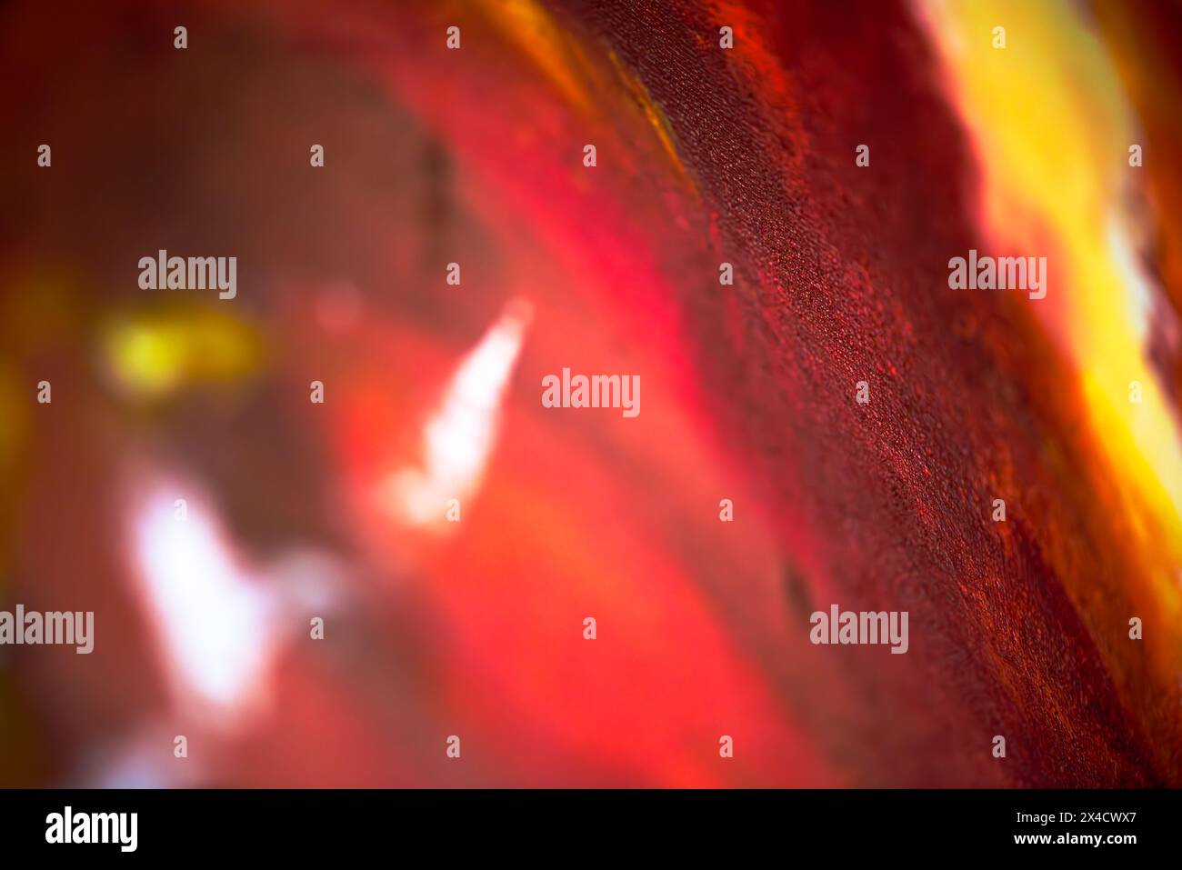 Un'accattivante foto macro cattura la ricca texture e i colori vivaci delle vernici a olio, creando uno sfondo astratto e artistico. Foto Stock