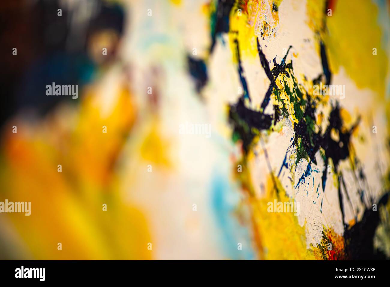 Un'accattivante foto macro cattura la ricca texture e i colori vivaci delle vernici a olio, creando uno sfondo astratto e artistico. Foto Stock