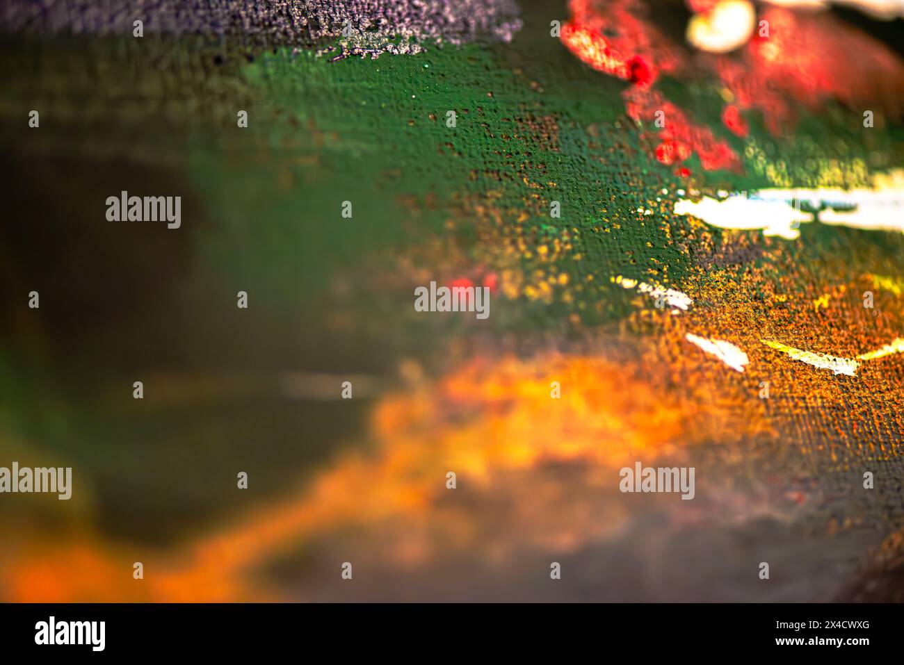 Un'accattivante foto macro cattura la ricca texture e i colori vivaci delle vernici a olio, creando uno sfondo astratto e artistico. Foto Stock