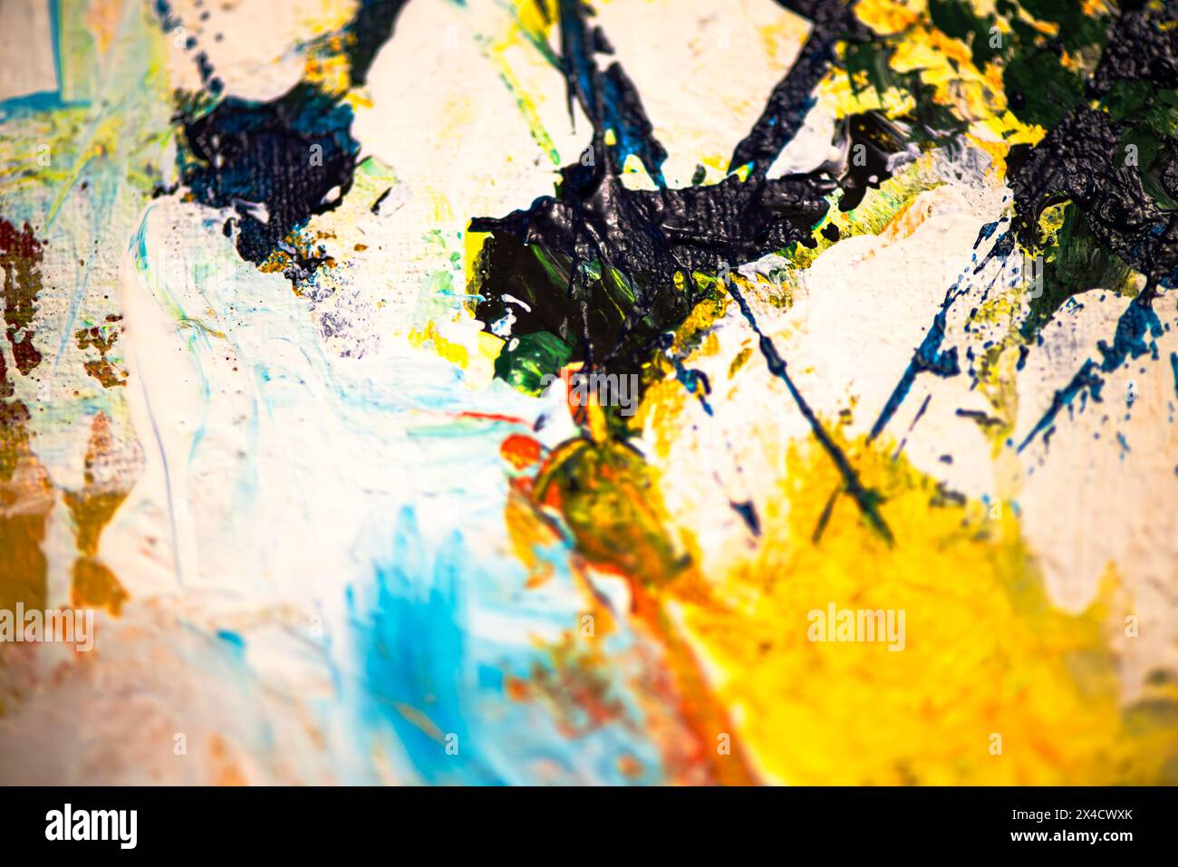 Un'accattivante foto macro cattura la ricca texture e i colori vivaci delle vernici a olio, creando uno sfondo astratto e artistico. Foto Stock
