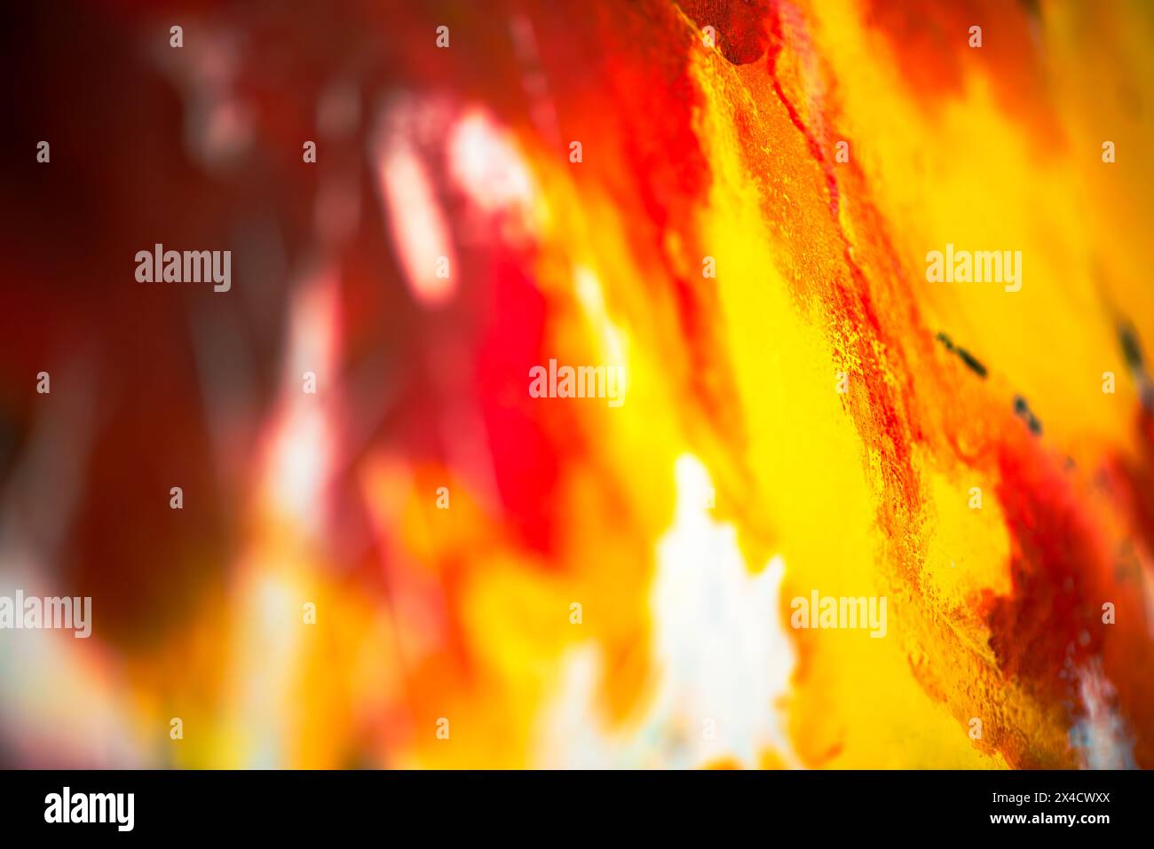 Un'accattivante foto macro cattura la ricca texture e i colori vivaci delle vernici a olio, creando uno sfondo astratto e artistico. Foto Stock