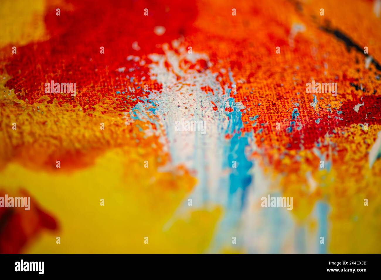 Un'accattivante foto macro cattura la ricca texture e i colori vivaci delle vernici a olio, creando uno sfondo astratto e artistico. Foto Stock