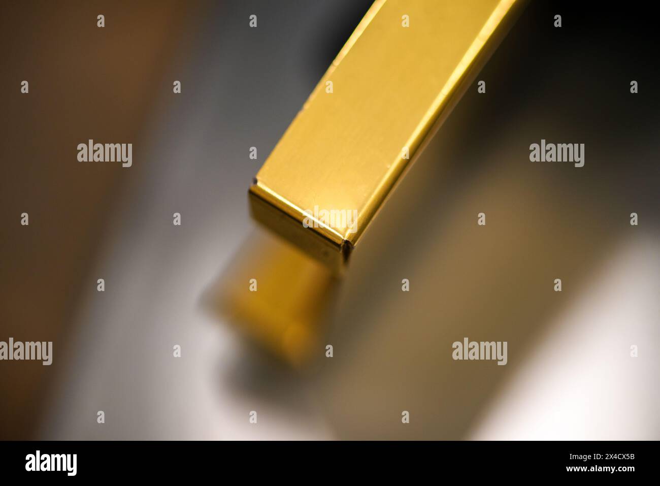 Simbolo luccicante di ricchezza e prosperità, il bar dorato brilla di opulenza e sicurezza finanziaria. Foto Stock