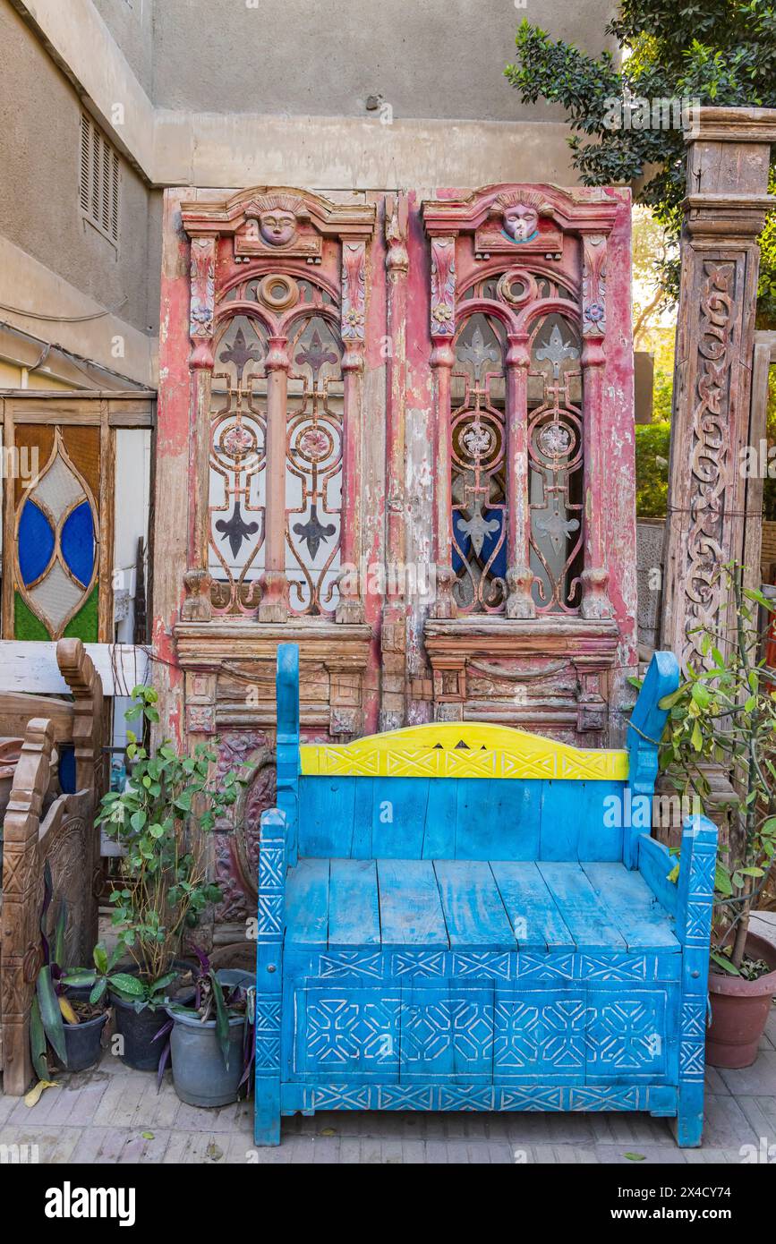 Vecchio Cairo, Cairo, Egitto. Mobili antichi e porte in un vicolo del Cairo. Foto Stock