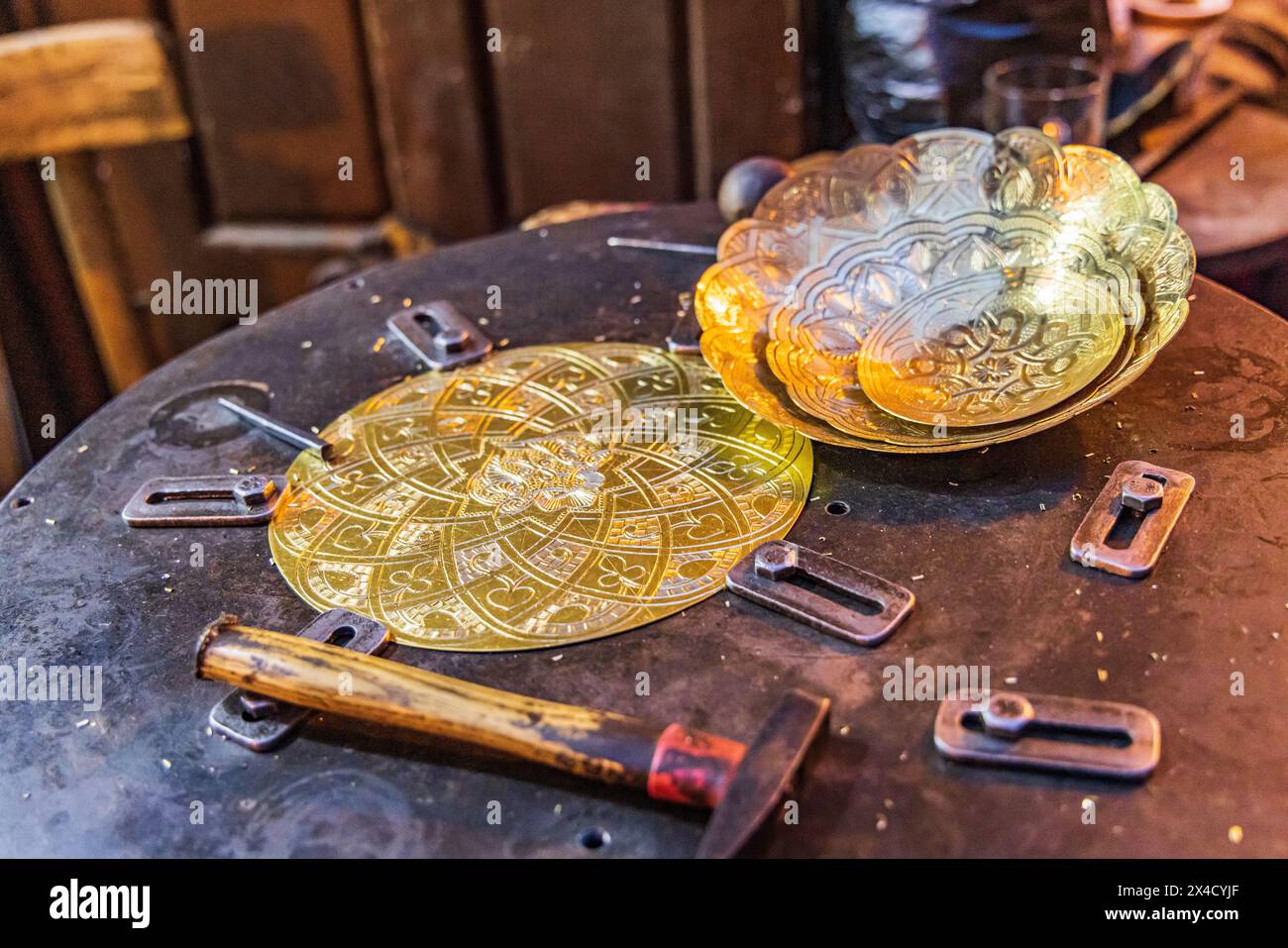Cairo, Egitto. Lavori decorativi in ottone in un negozio in via El Moez nel centro storico del Cairo. (Solo per uso editoriale) Foto Stock