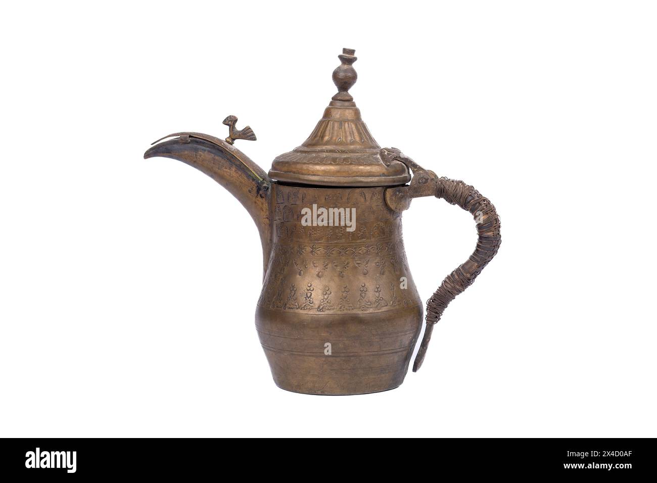 Caffettiera d'epoca araba Dallah Brass su sfondo bianco - tradizione del tè beduino mediorientale Foto Stock