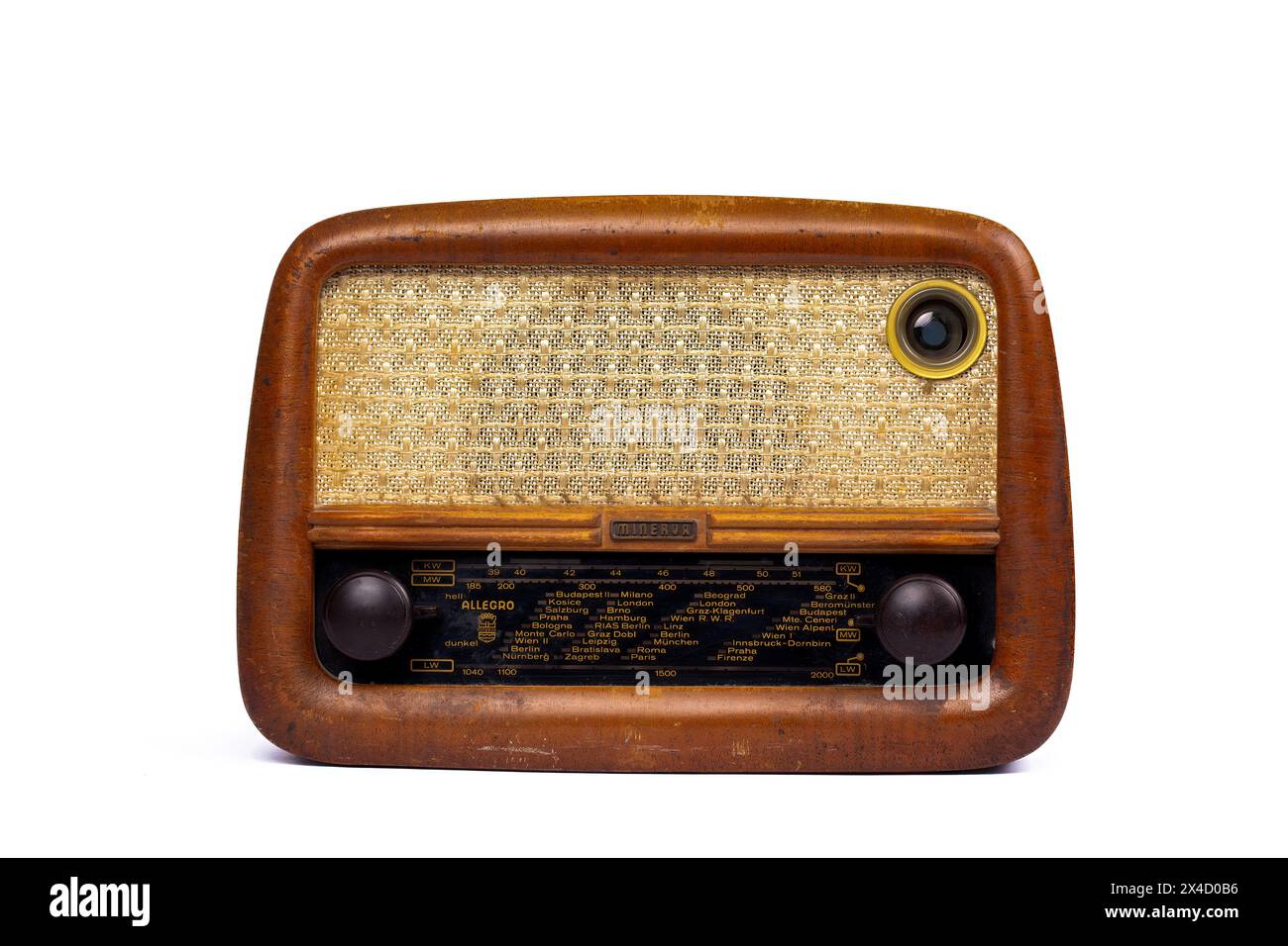 Modello di tablemodel vintage Minerva Allegro radio 1952 - trasmissione Nostalgia su sfondo bianco Foto Stock