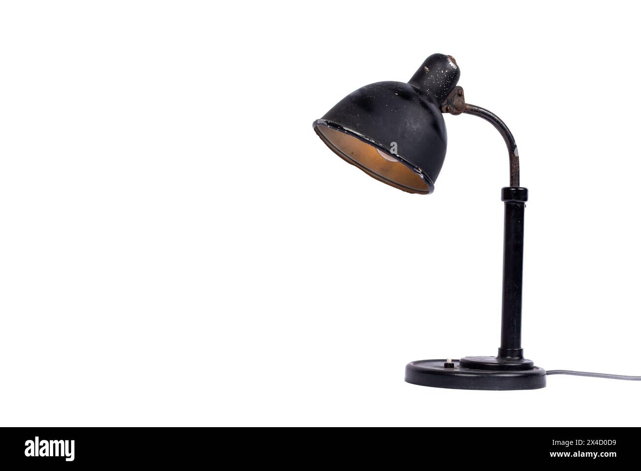 Lampada da tavolo vintage nera - illuminazione classica su sfondo bianco Foto Stock