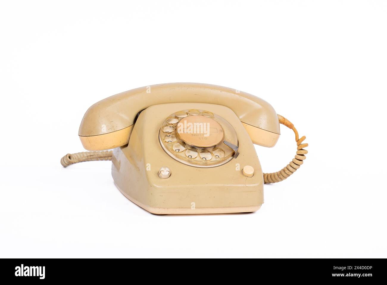 Telefono rotante sporco vintage su sfondo bianco - dispositivo di comunicazione retro Foto Stock