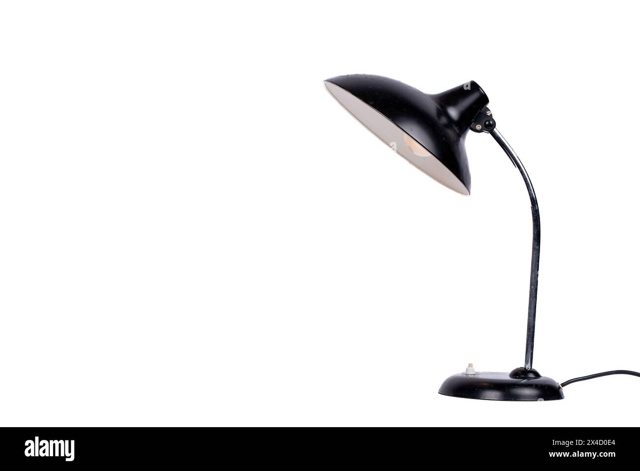 Lampada da scrivania vintage nera su sfondo bianco, concetto di ufficio Foto Stock