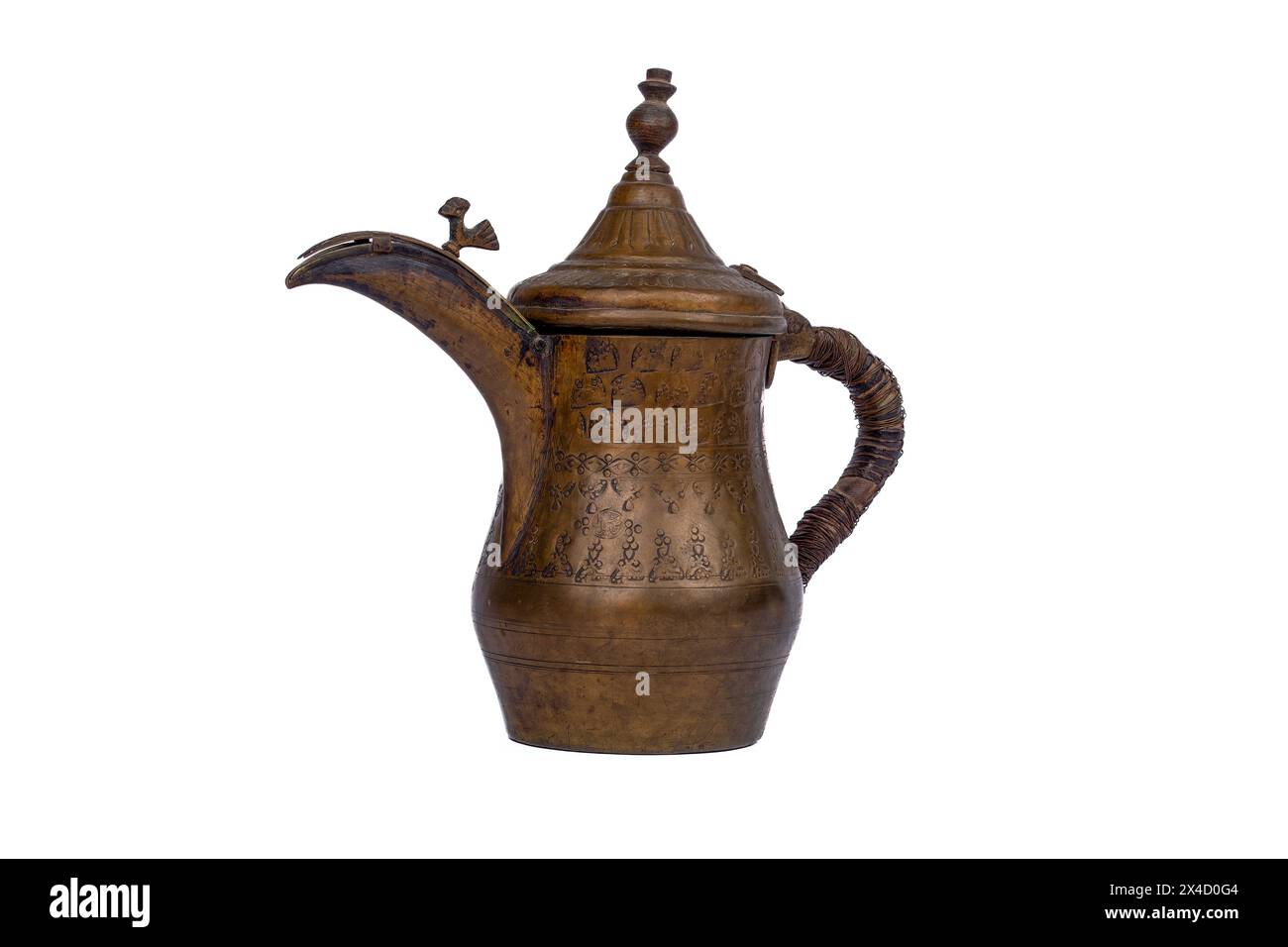 Caffettiera d'epoca araba Dallah Brass su sfondo bianco - tradizione del tè beduino mediorientale Foto Stock